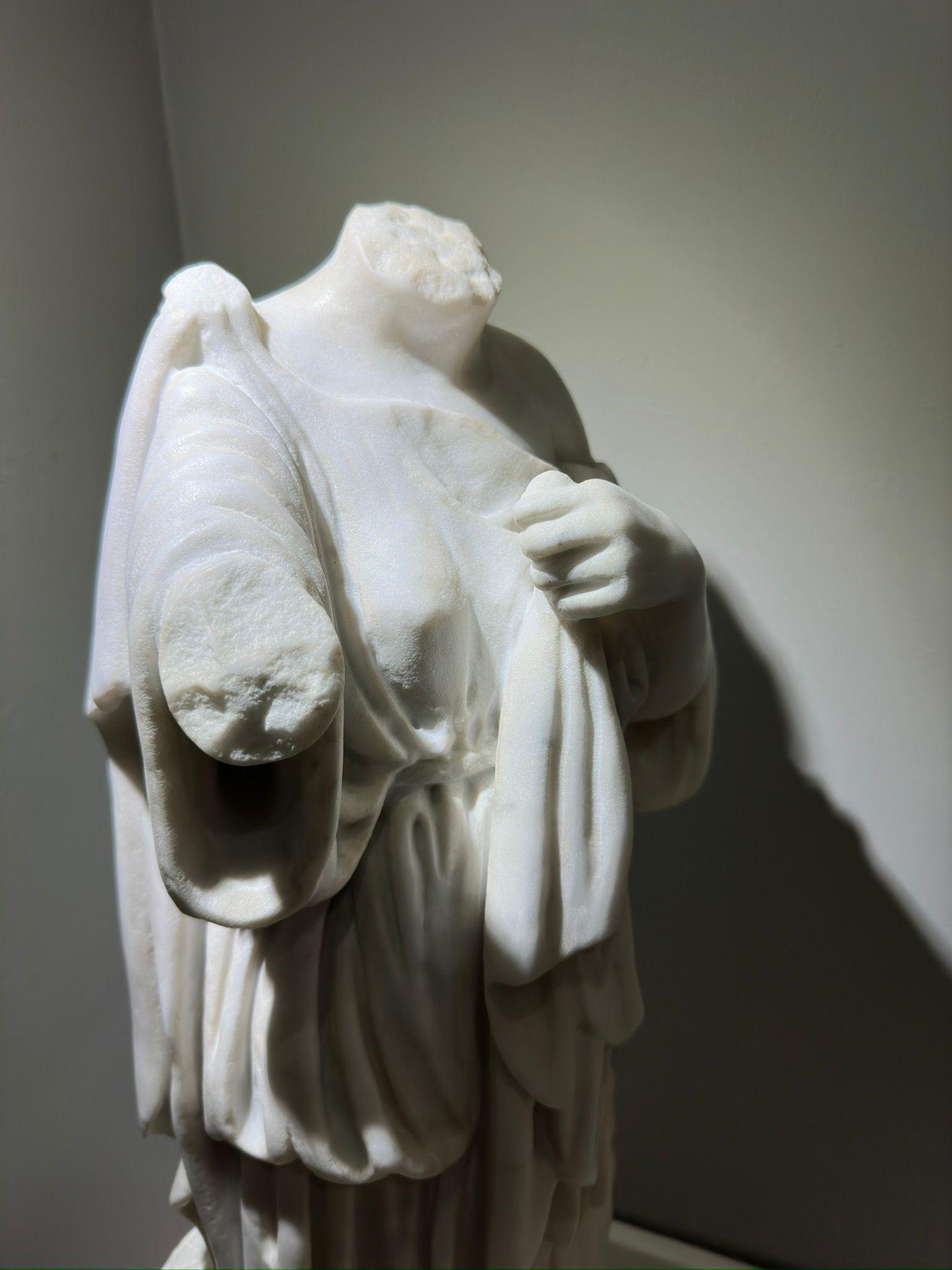 Italienische Skulptur „Venus Gabi“ Kopffreier Torso aus Carrara-Marmor des frühen 20. Jahrhunderts im Angebot 4