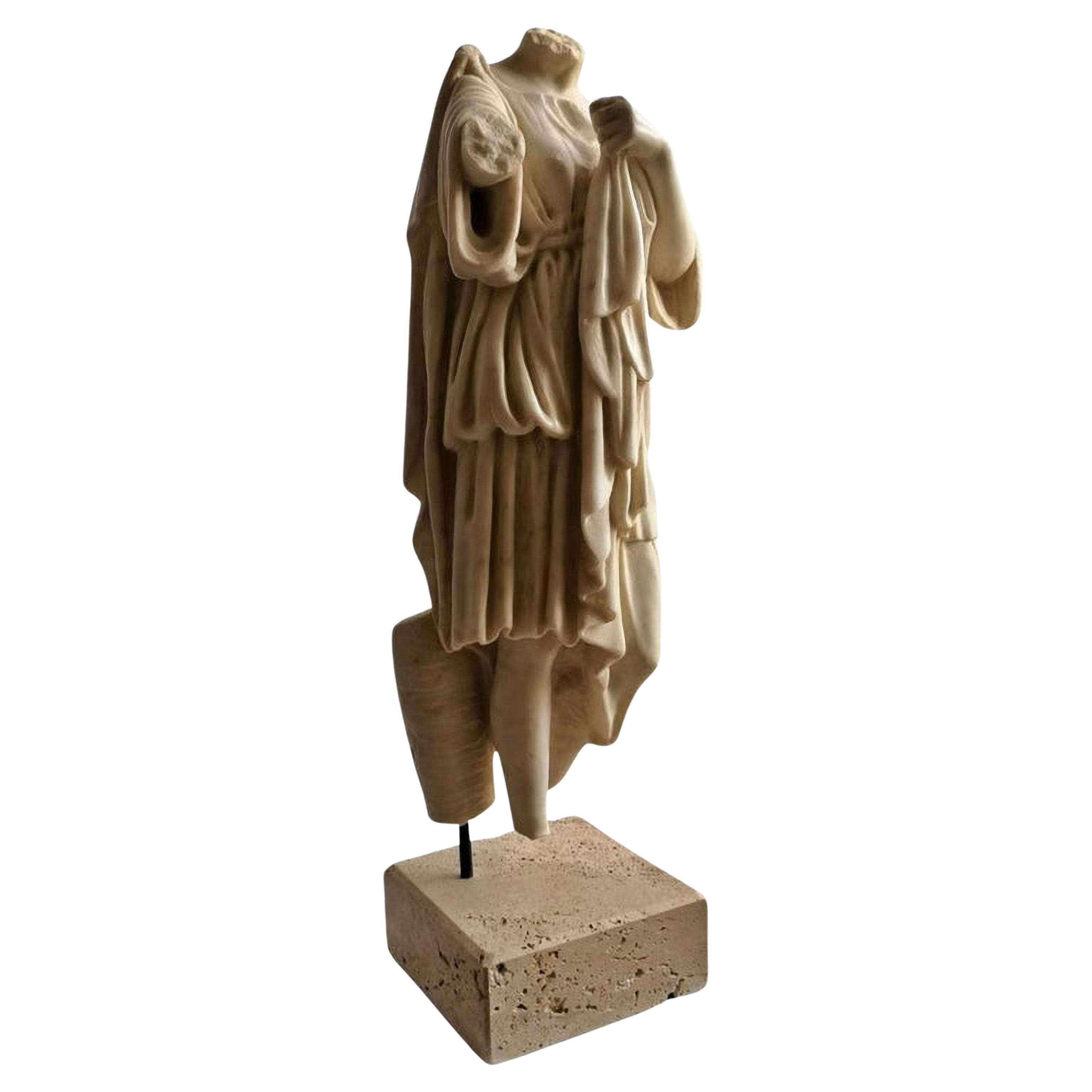 Italienische Skulptur „Venus Gabi“ Kopffreier Torso aus Carrara-Marmor des frühen 20. Jahrhunderts