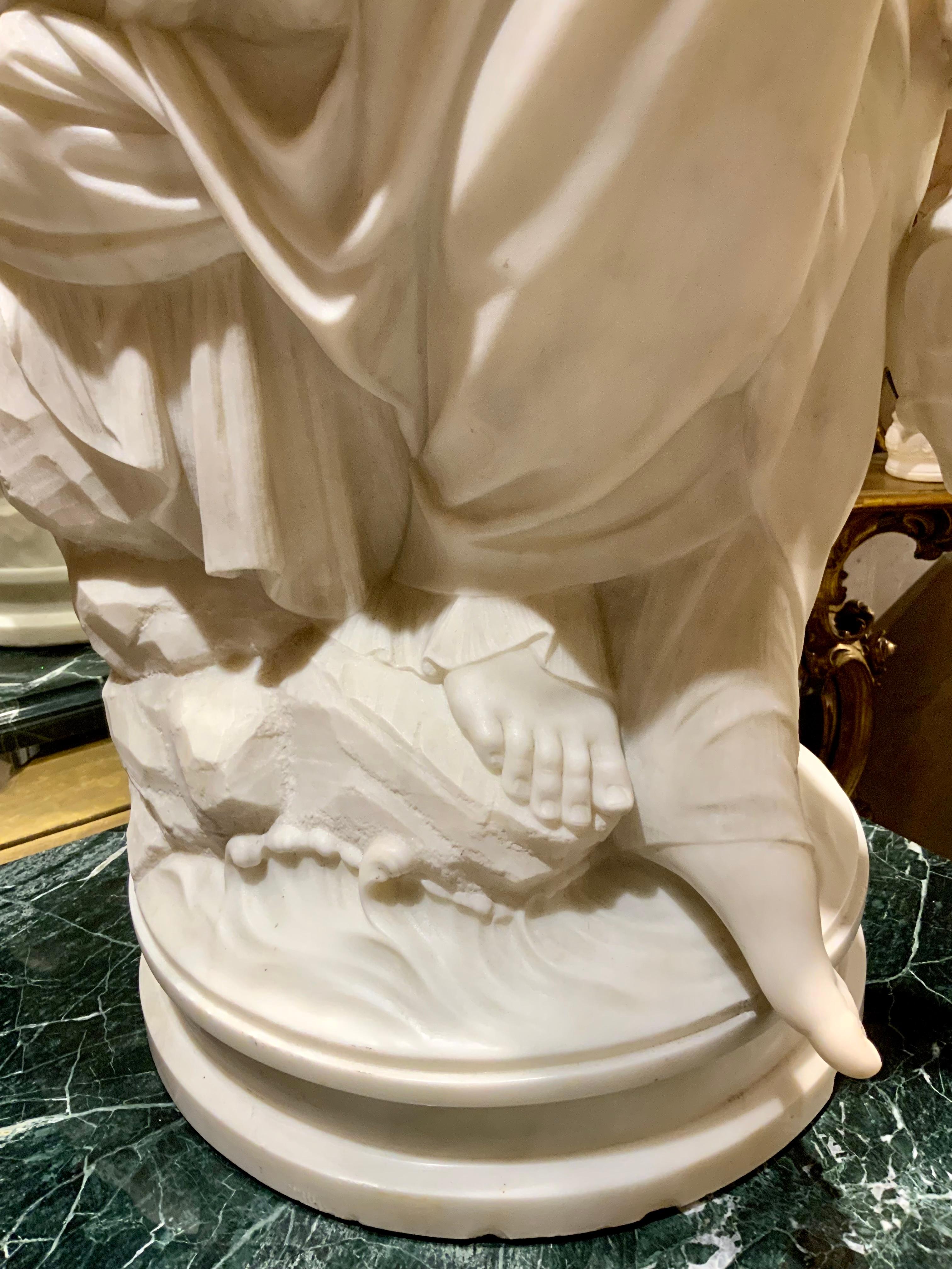 Figure assise d'une sculpture en marbre de Carrare d'une Vierge gitane en vente 4