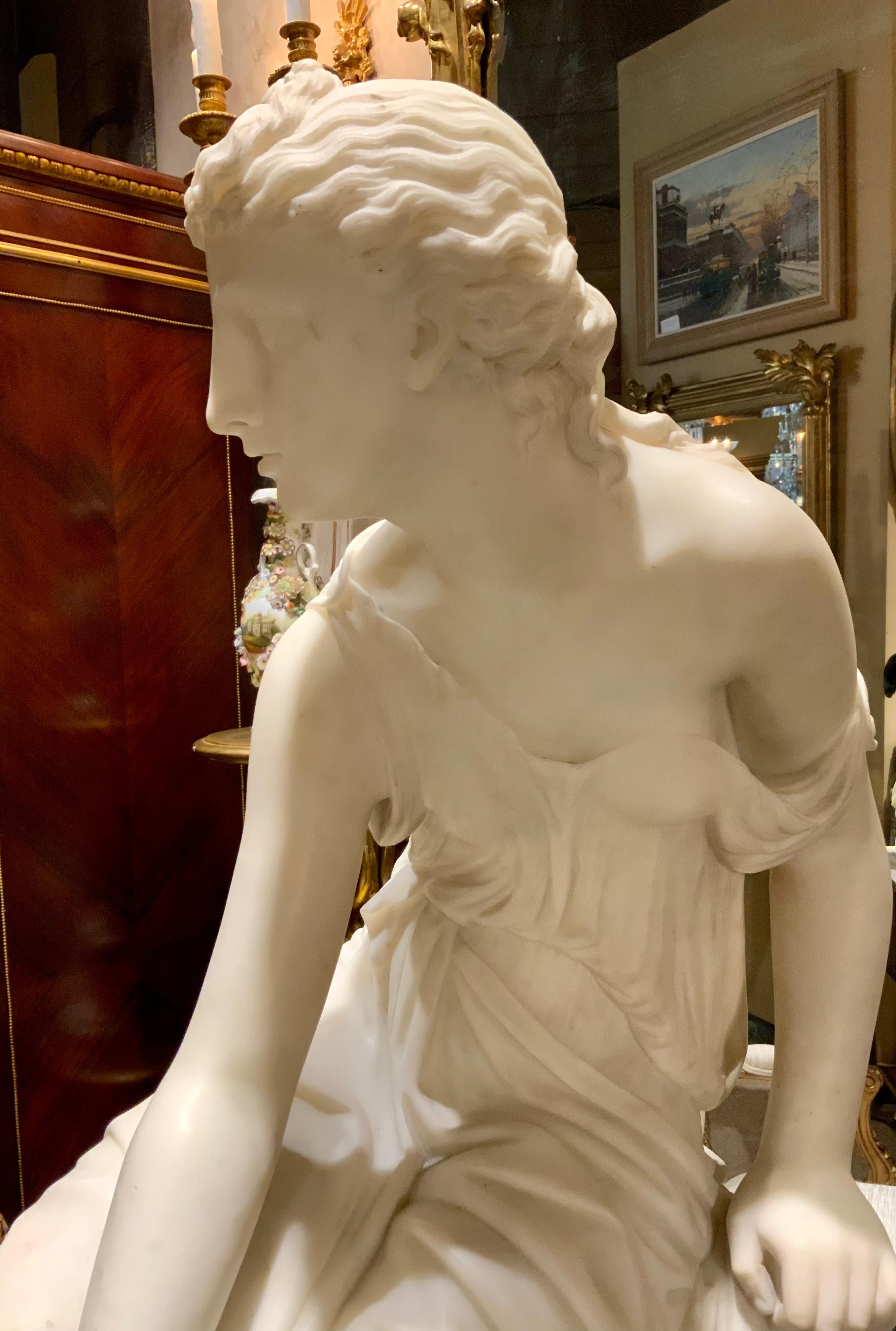italien Figure assise d'une sculpture en marbre de Carrare d'une Vierge gitane en vente