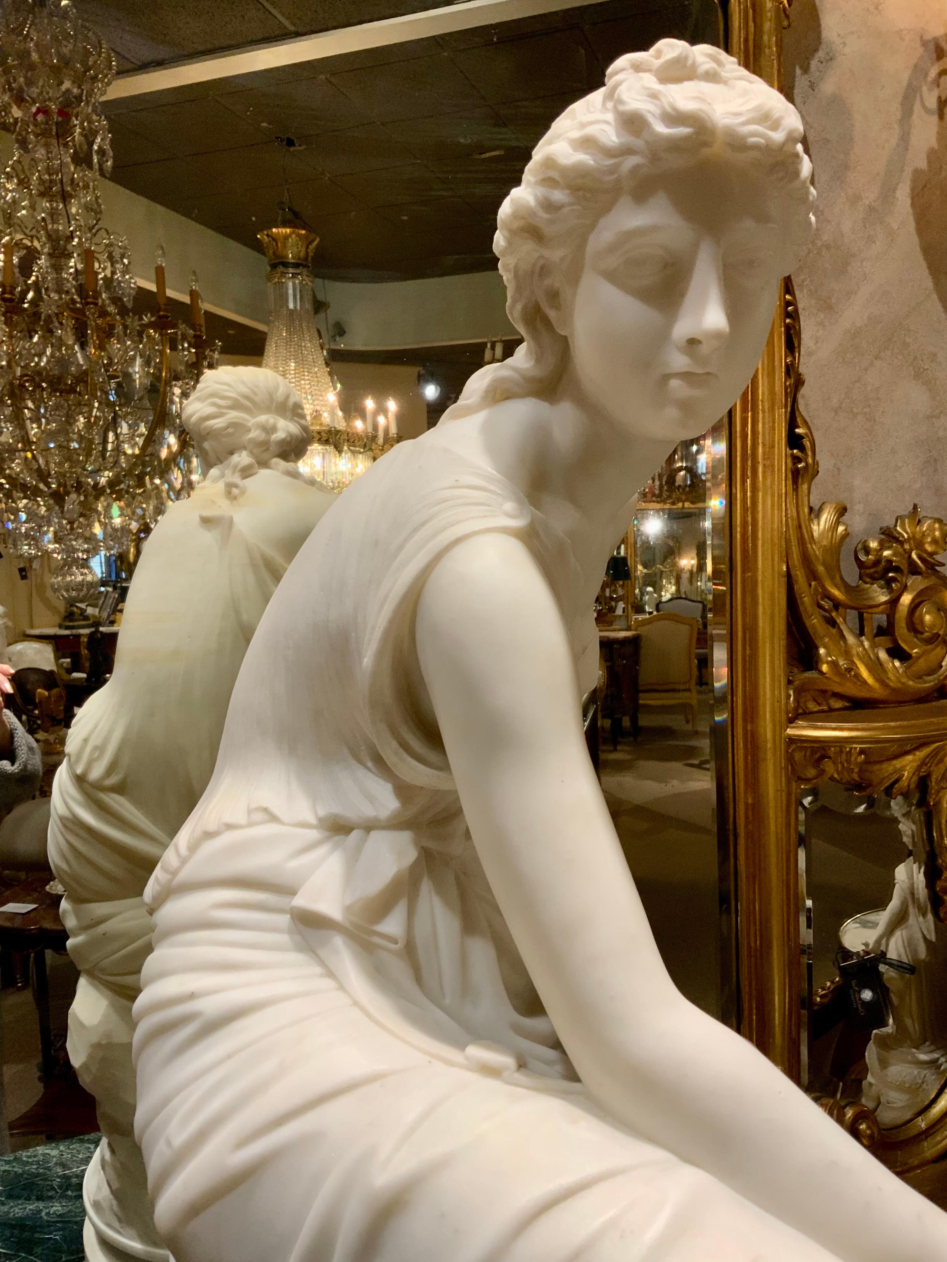 Marbre de Carrare Figure assise d'une sculpture en marbre de Carrare d'une Vierge gitane en vente