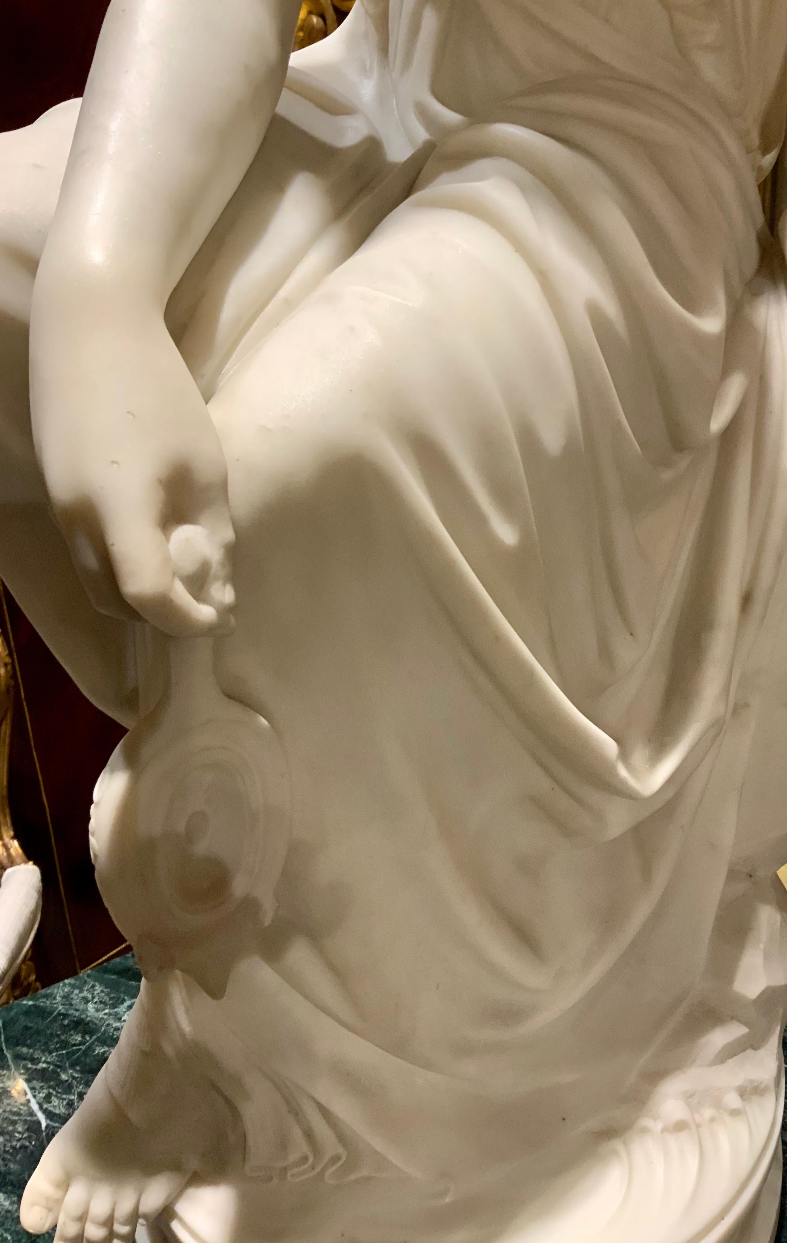 Figure assise d'une sculpture en marbre de Carrare d'une Vierge gitane en vente 1