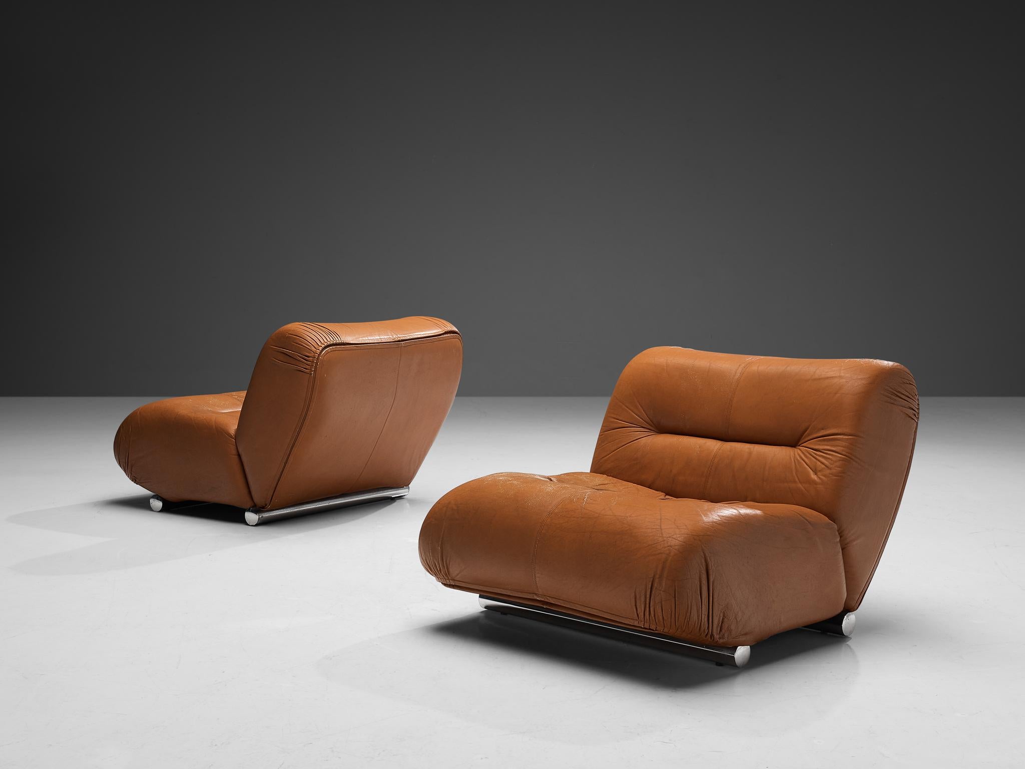 Giuseppe Munari, chaises longues ou canapé sectionnel, cuir, acier chromé, Italie, années 1970.

Ce design se caractérise par une forme en L reposant sur deux coussins touffetés reliés l'un à l'autre. Cela donne à la chaise un aspect volumineux et