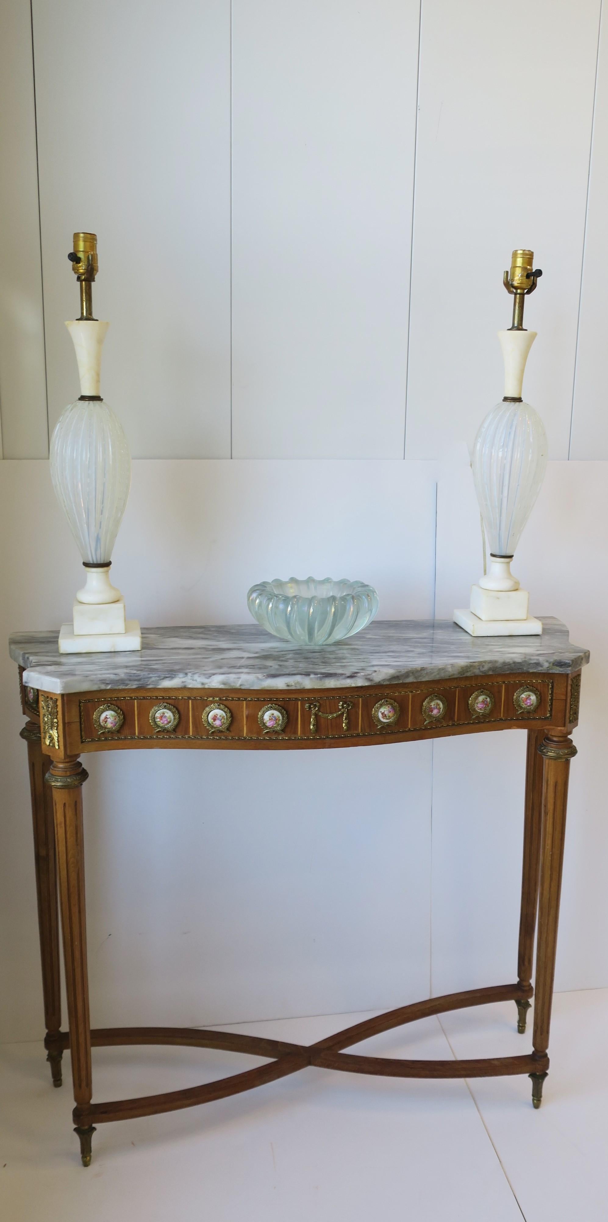 Italienische italienische Seguso-Tischlampen aus weißem Muranoglas und Marmor, Paar 7