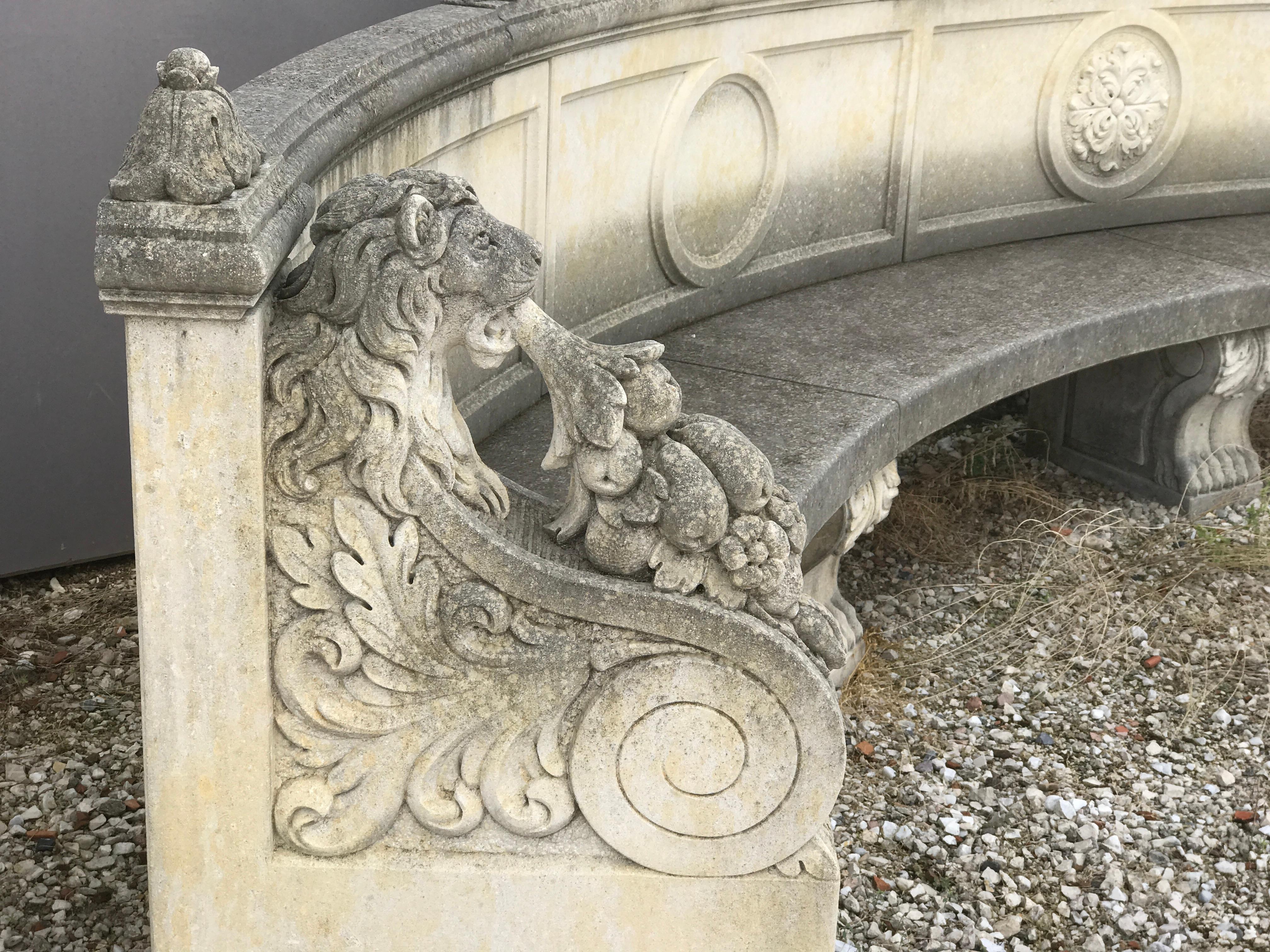 Banc italien semi-circulaire en pierre de chaux de grande taille en vente 4