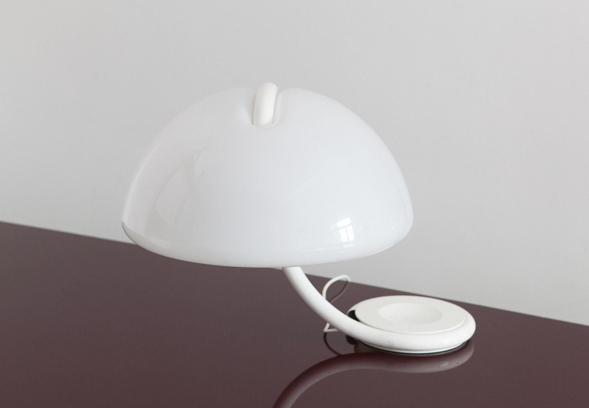 Mod. 599 ''Serpente'' swivelling desk lamp designed by Elio Martinelli and produced by Martinelli Luce in Italy since 1965.
This table light consists of white enameled metal and a white plexiglass shade. The arm has a joint at the center that