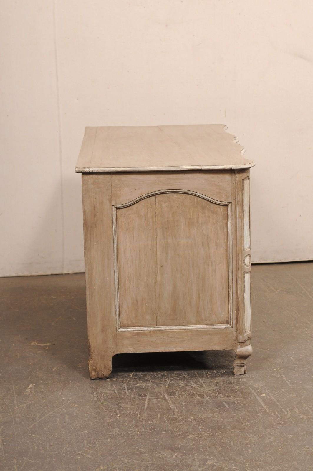 Legno Cassapanca italiana a serpentina con piedi a zoccolo intrecciato, a cavallo tra il XVIII e il XIX secolo. in vendita
