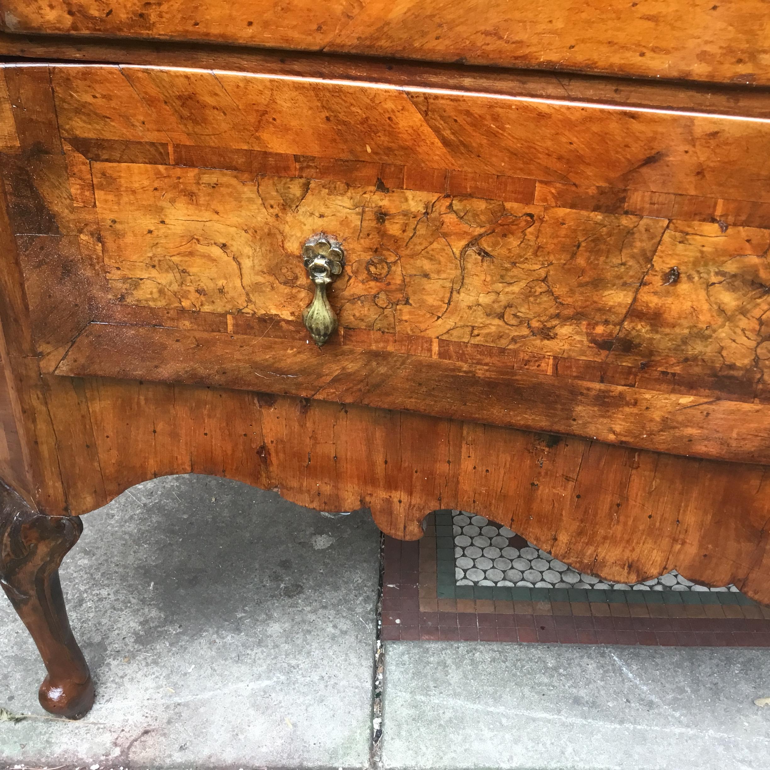 Italian Serpentine Neoclassical Walnut Commode with Scalloped Skirt  For Sale 9