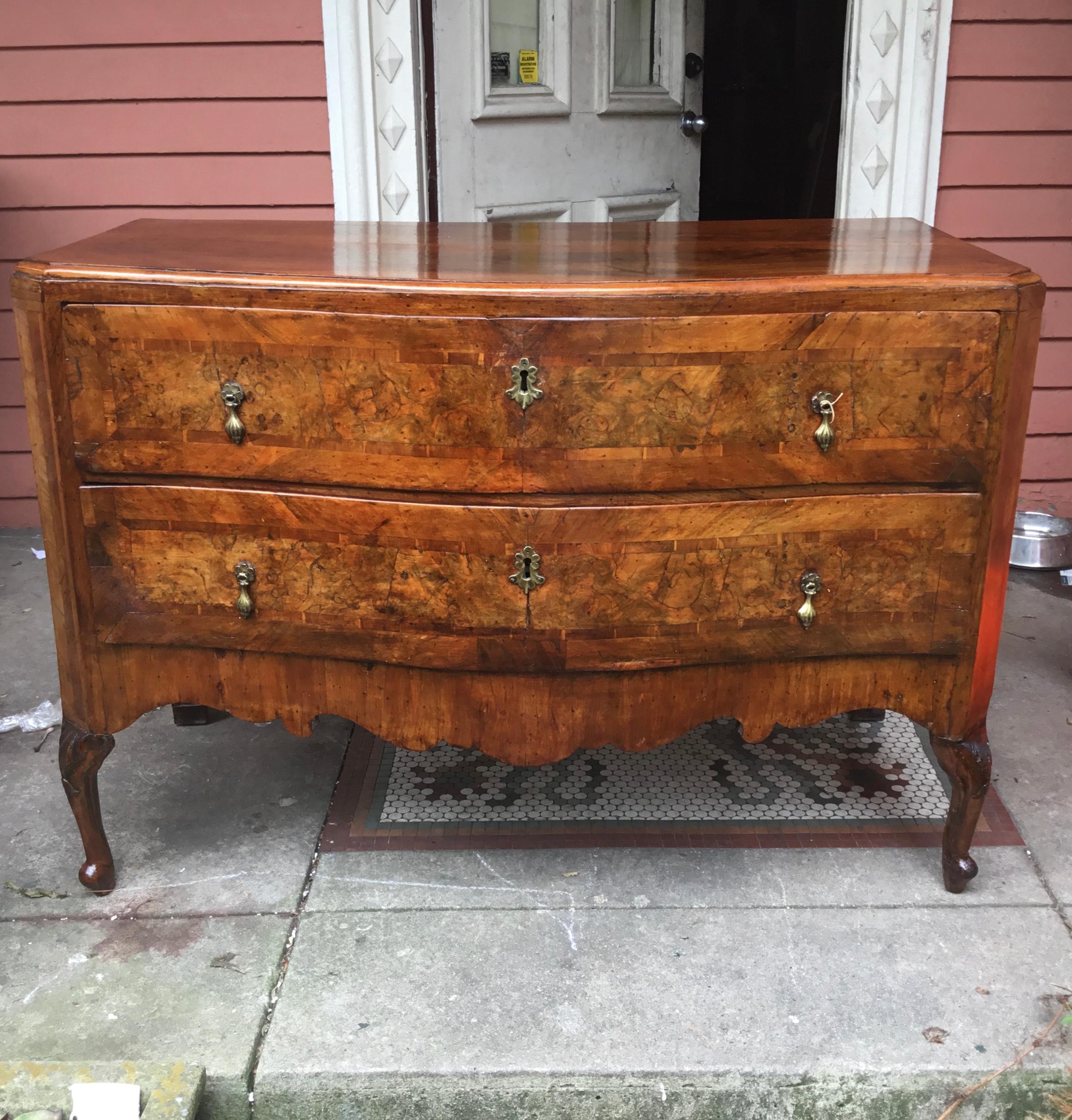 Italian Serpentine Neoclassical Walnut Commode with Scalloped Skirt  For Sale 13