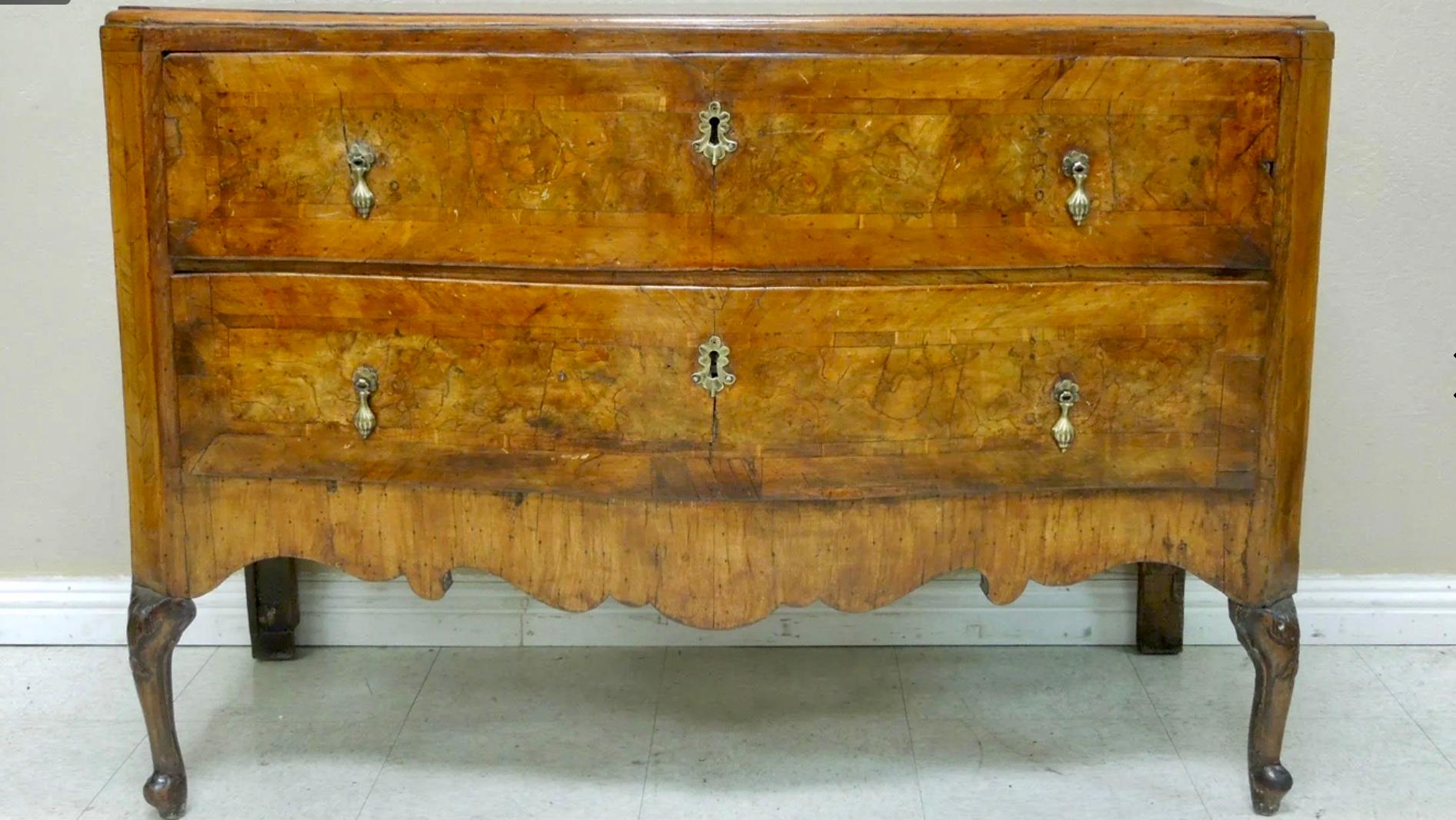 Italian Serpentine Neoclassical Walnut Commode with Scalloped Skirt  In Distressed Condition For Sale In Nashville, TN