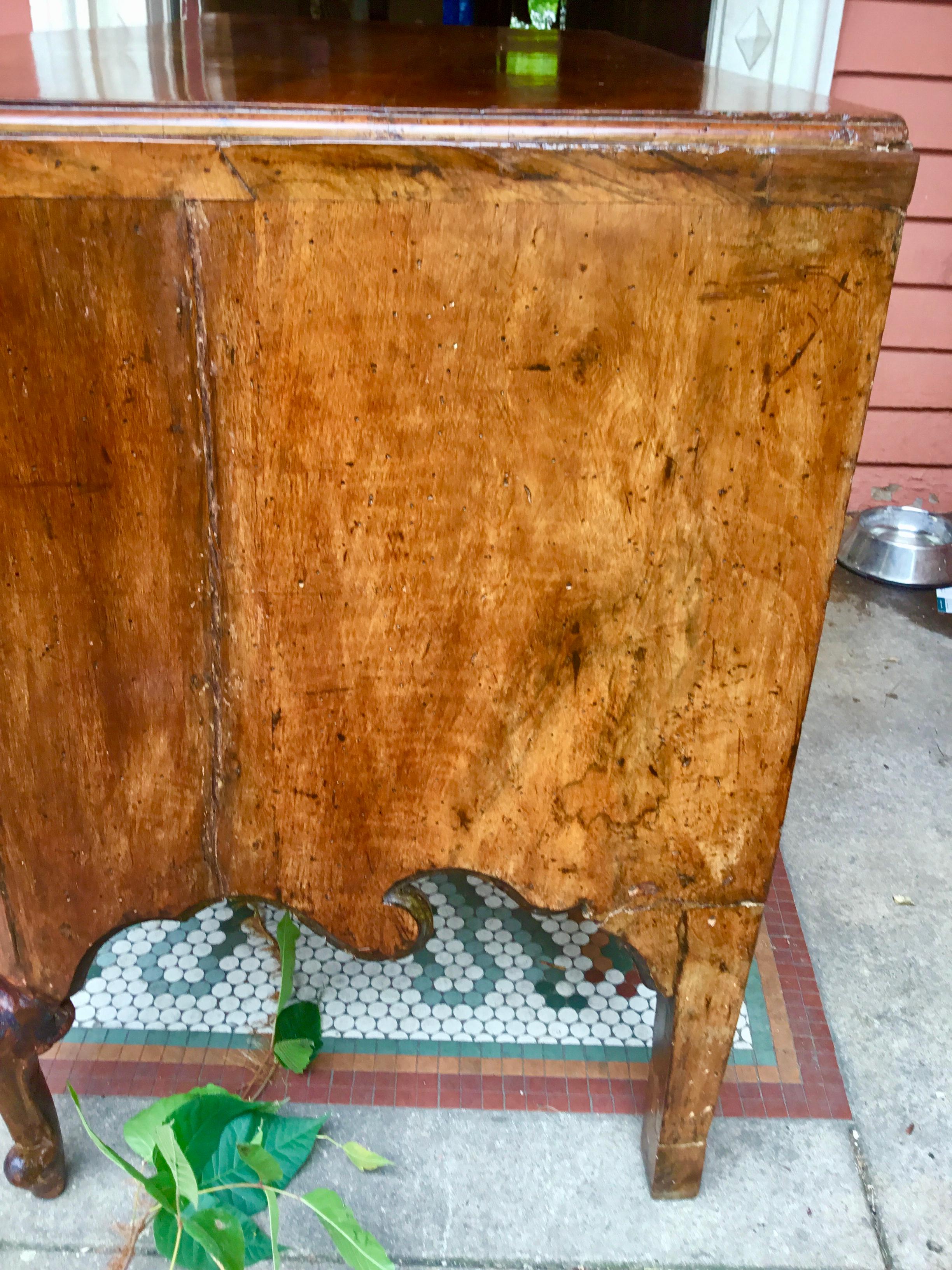 Neoklassizistische italienische Serpentinenkommode aus Nussbaumholz mit Wellenschliff-Rock  im Zustand „Starke Gebrauchsspuren“ in Nashville, TN