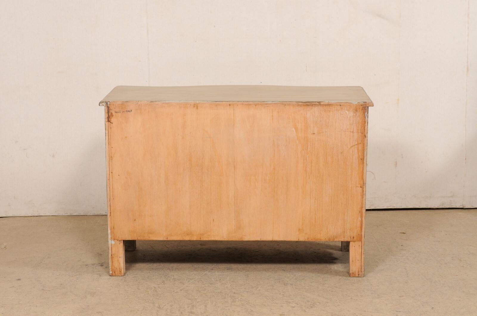 Italian Serpentine Three-Drawer Wooden Chest w/Scalloped Skirt, Mid 20th C. For Sale 7