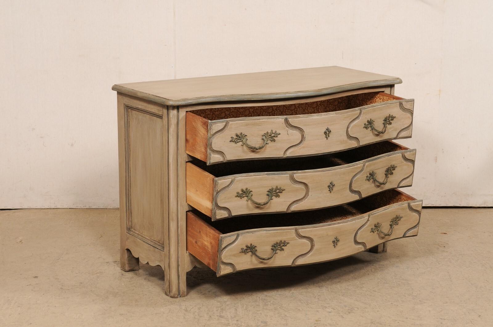Italian Serpentine Three-Drawer Wooden Chest w/Scalloped Skirt, Mid 20th C. In Good Condition For Sale In Atlanta, GA
