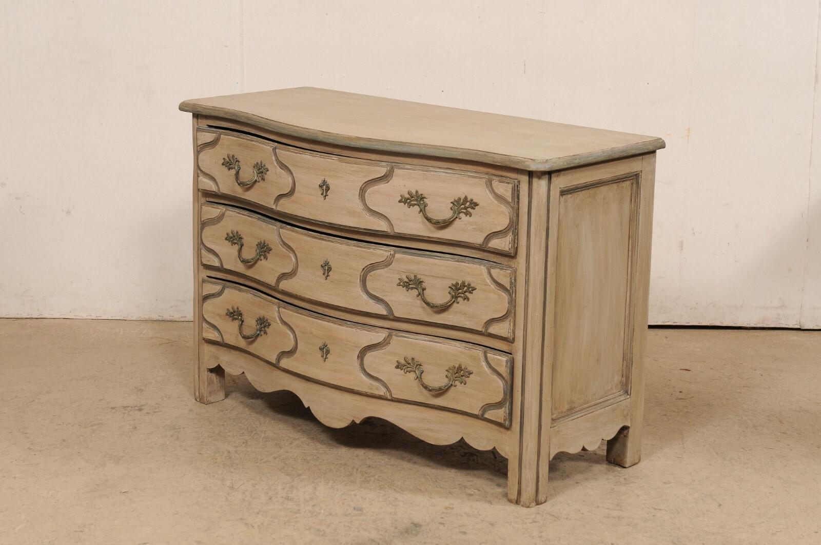 Italian Serpentine Three-Drawer Wooden Chest w/Scalloped Skirt, Mid 20th C. For Sale 4