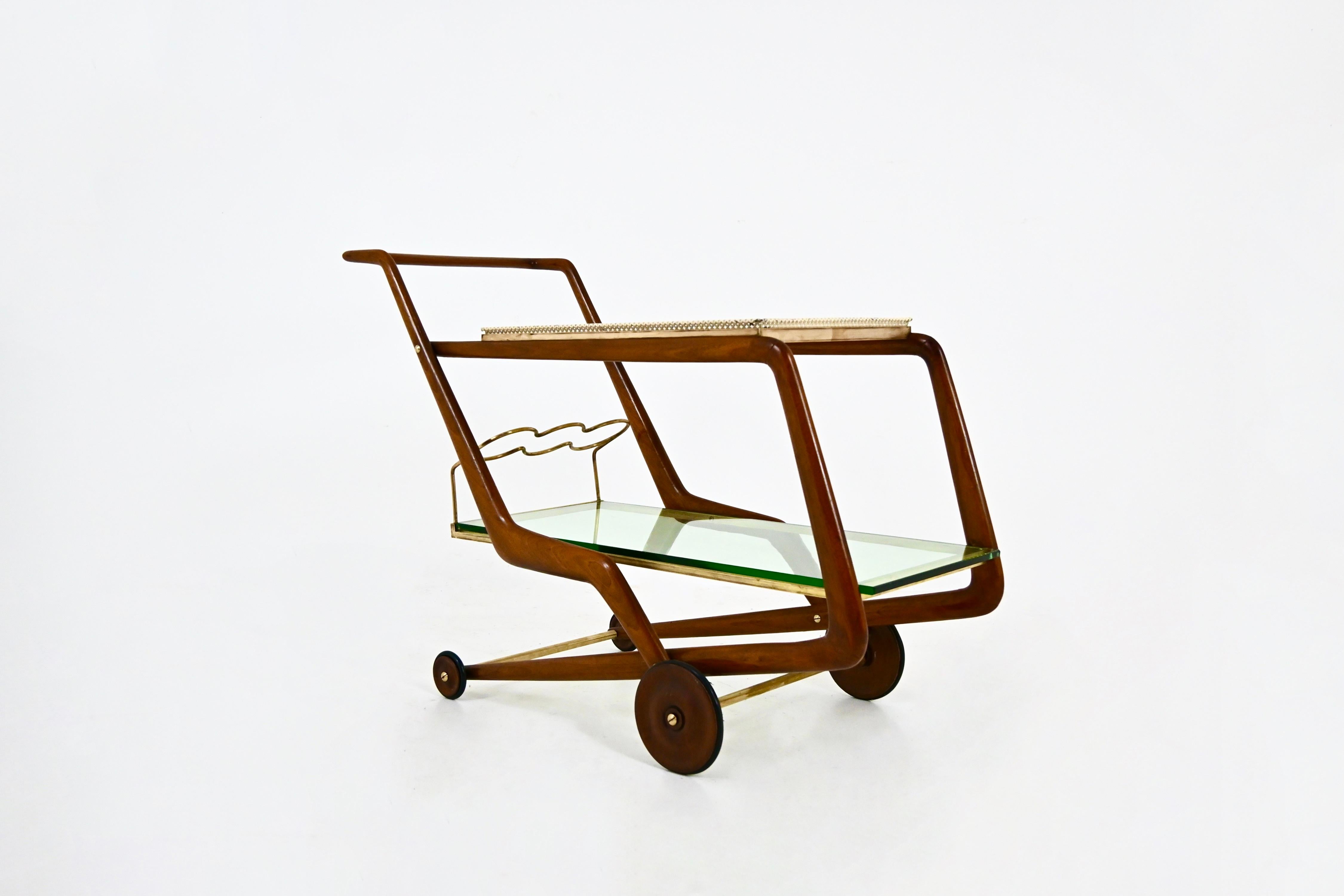 Chariot italien en bois et laiton avec plateau métallique et plateau intermédiaire en verre. Usure due au temps et à l'âge.
POUR L'EXPÉDITION, NOUS CONSULTER POUR OBTENIR LE MEILLEUR PRIX