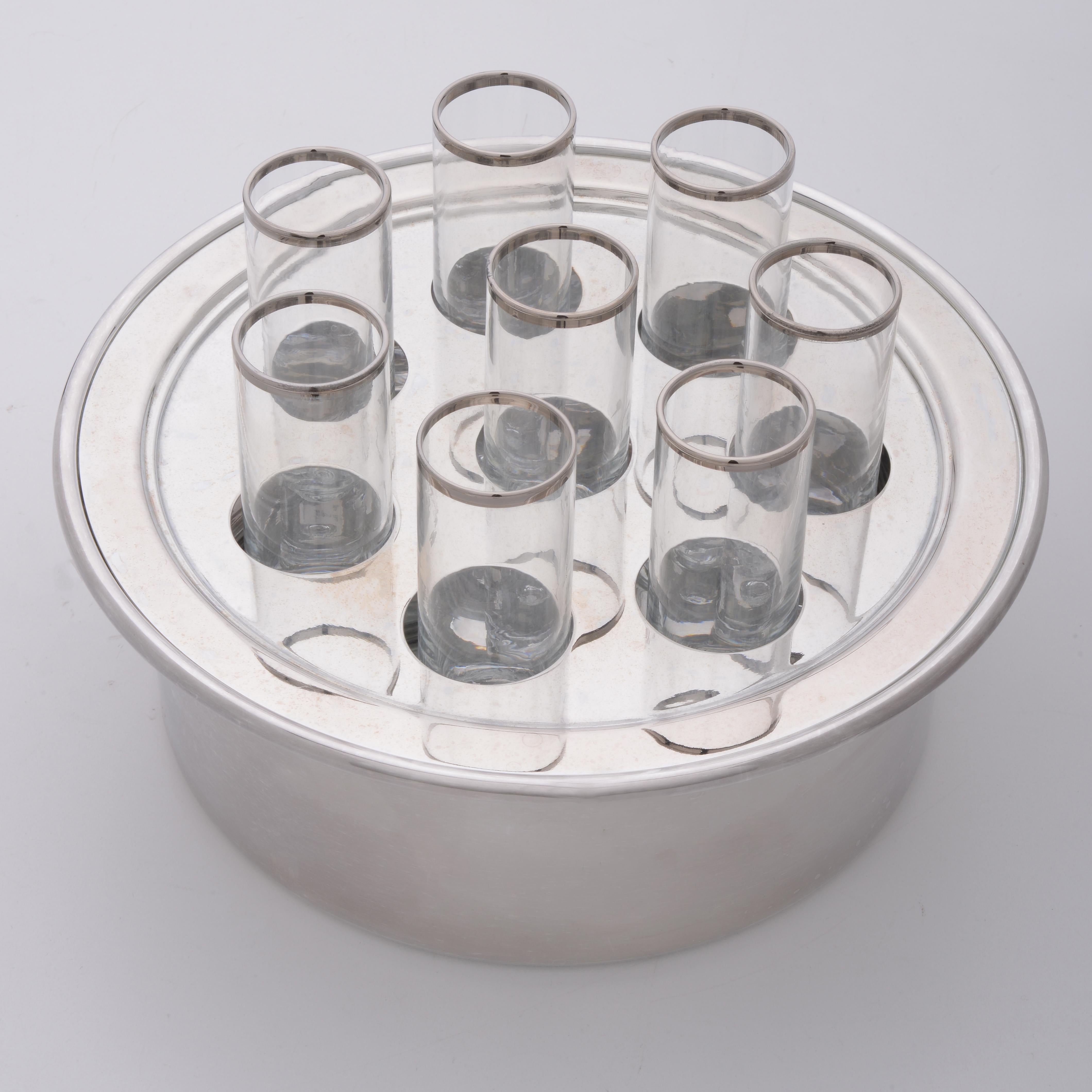 Elegant Italian silver plated ice container bowl with 8 glasses with silver rim. By a famous Italian silversmith: 
 R.RICCI Argentieri in Italy - Marengo- 
Never used. Good price for closing activities !!
 
