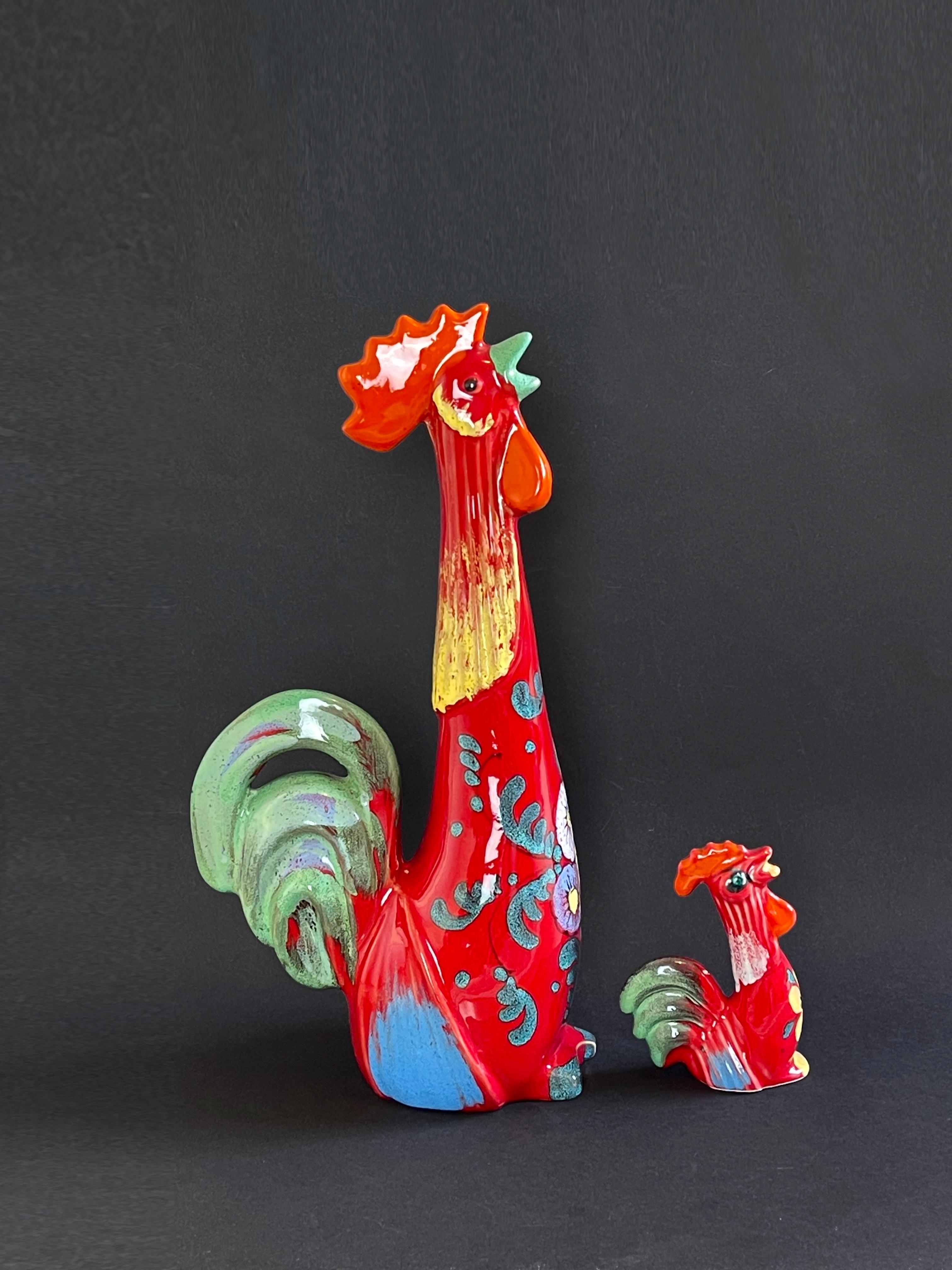 Funky Fat Lava style pair of roosters in a fiery red: mid-century ceramic figurines.
Very colourful fun glaze in the typical mid-century colour palette.
Made from light ceramic, gorgeously shaped elongated and stylized birds crowing from the top of