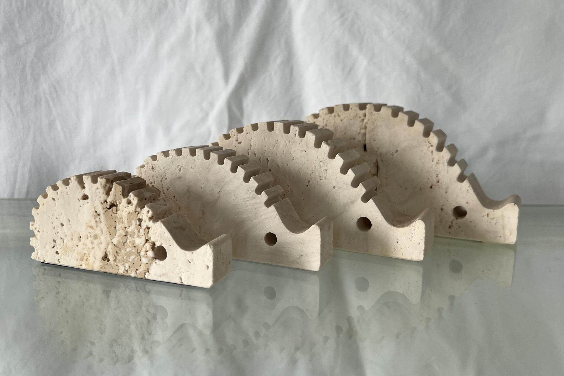 Italian Set of 4 Hedgehogs in Travertine Stone by Fratelli Mannelli In Good Condition For Sale In Morazzone, Varese