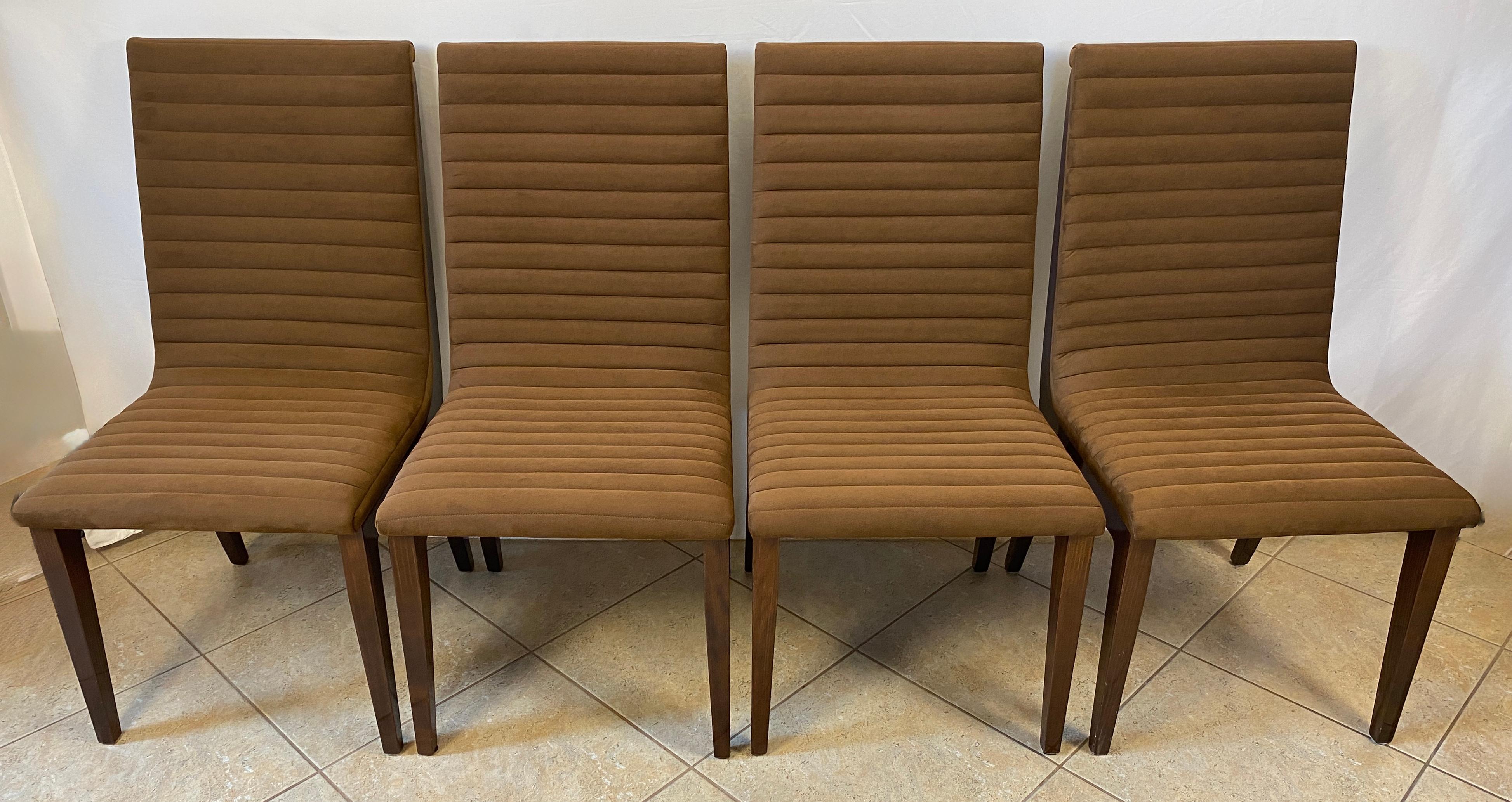 Raffinato set di 6 sedie da pranzo con rivestimento in pelle scamosciata marrone.

Questo elegante set di sedie da pranzo in stile Art Déco è composto da 2 poltrone e 4 sedie. 
Progettato e realizzato in Italia con legni pesanti, rifinito con