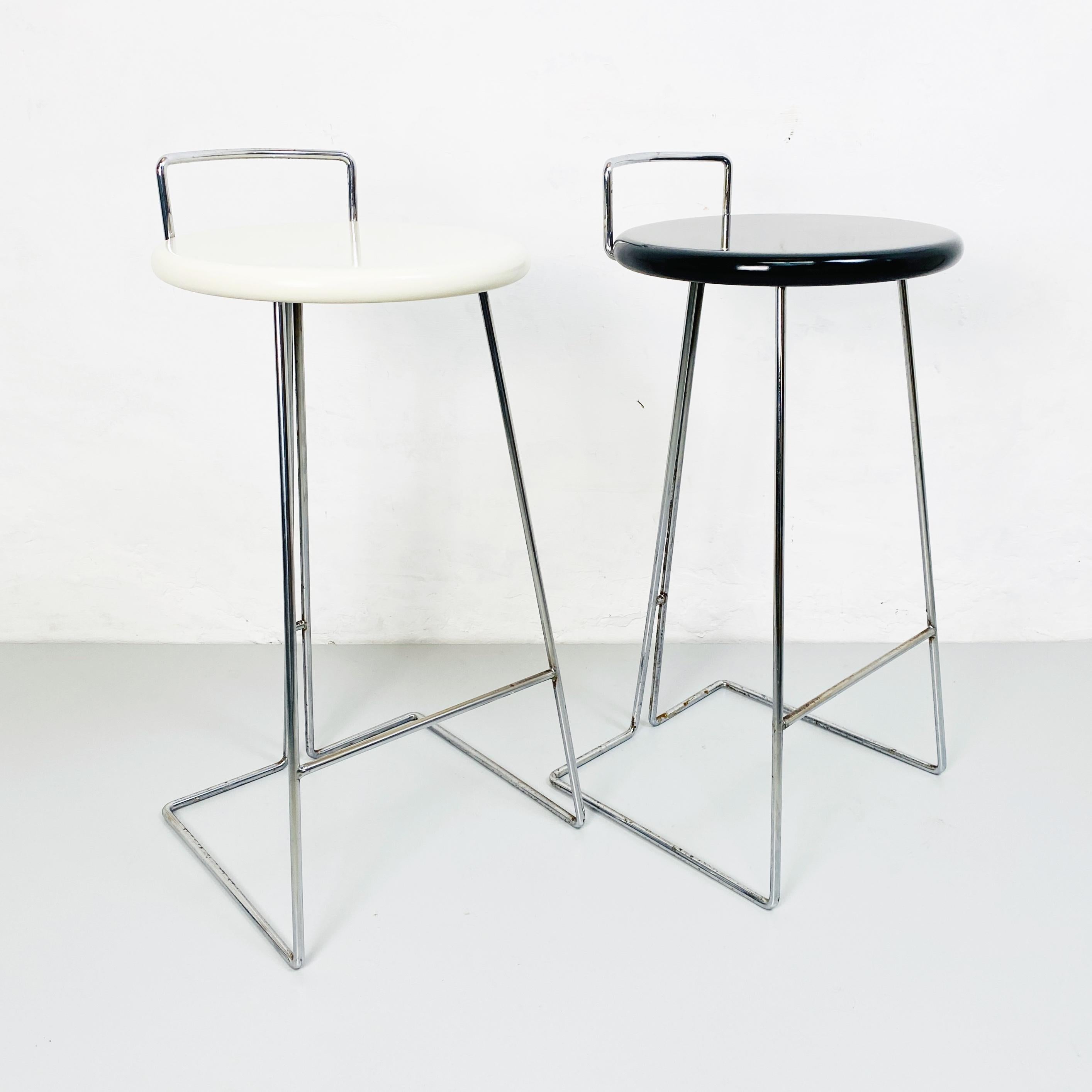Set of black and white chromed metal stools by Dada, Italy, 1980s
Set of high stools with chromed metal structure and round seat in black and white painted wood.By Dada, Italy.

1980s

Good condition, chrome plating skipped in some places