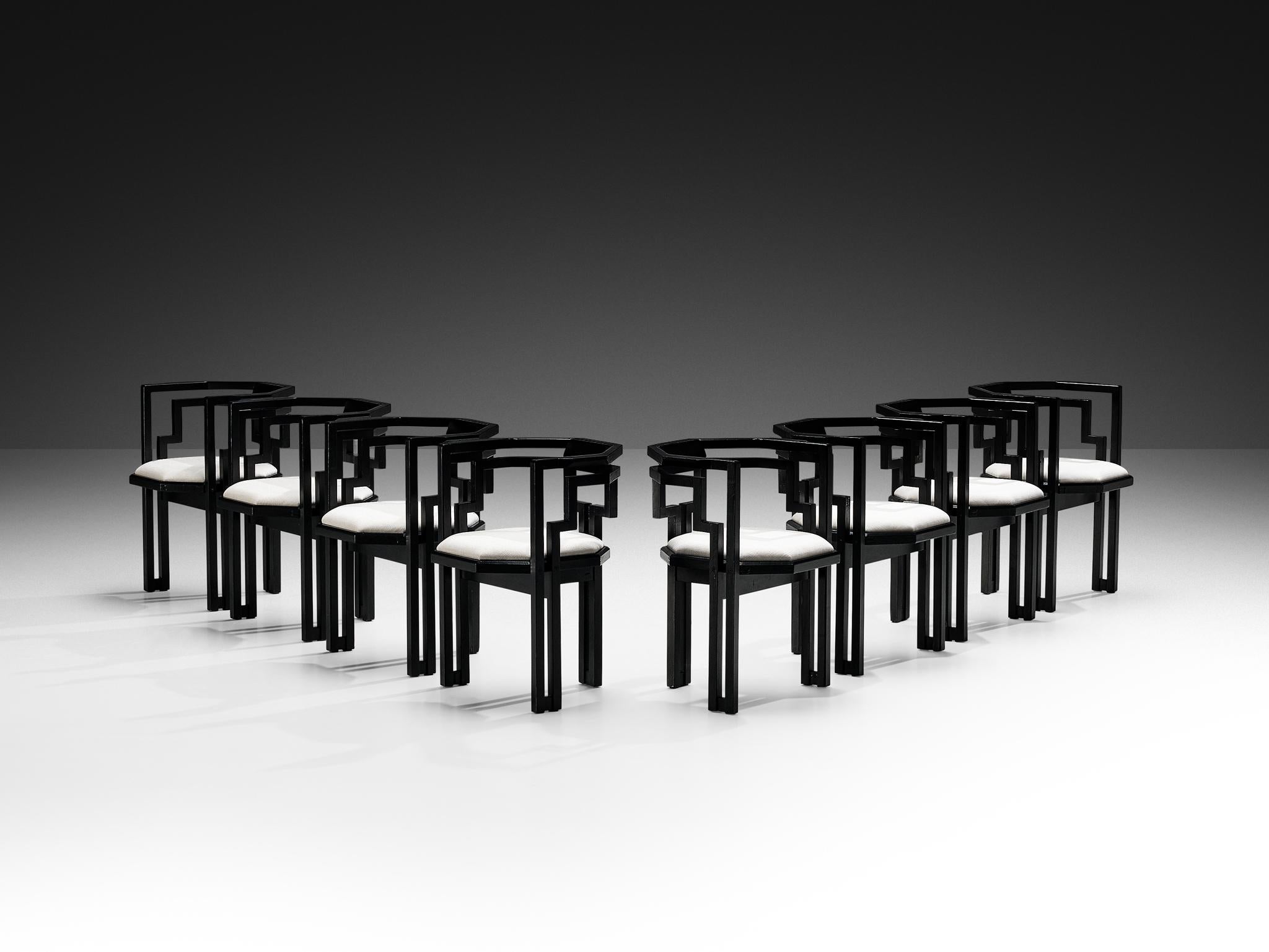 Satz von acht Esszimmerstühlen, Eiche schwarz lackiert, Stoff, Italien, 1970er Jahre.

Hervorragender Satz geometrischer italienischer Esszimmerstühle. Diese Stühle verbinden ein skulpturales Design, das einfach, aber sehr stark in Linien und