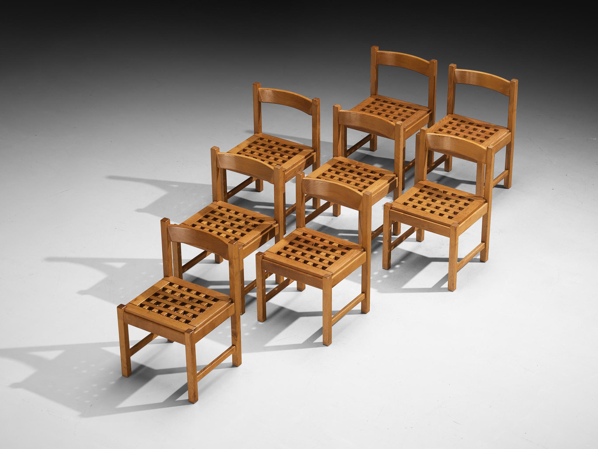 Juego de ocho sillas de comedor, fresno, Italia, años 70

Este conjunto de sillas de comedor, fabricadas en fresno macizo en la Italia de los años setenta, es una clara expresión de un momento concreto del diseño europeo de posguerra. Su geometría