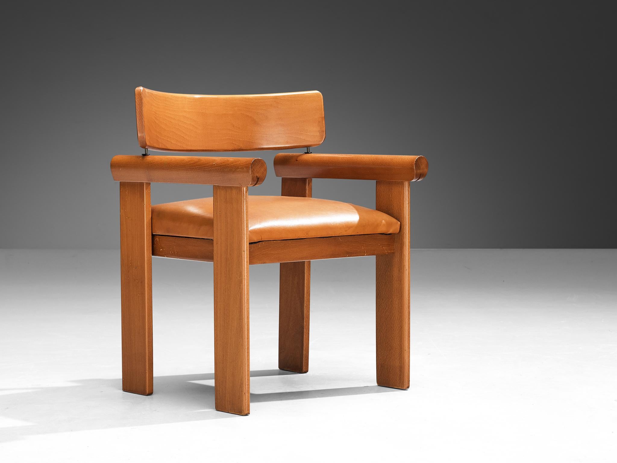 Ensemble italien de quatre fauteuils architecturaux en cuir cognac en vente 4