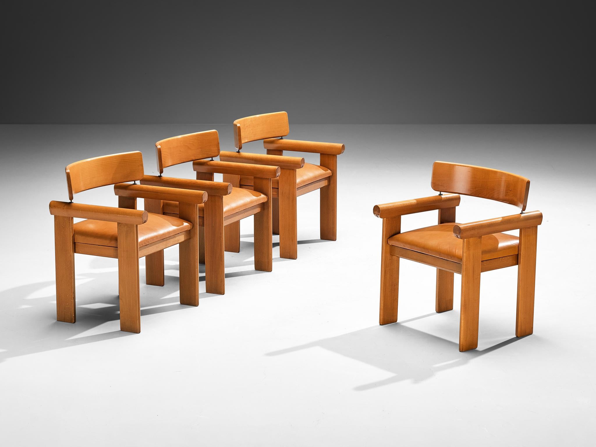 Ensemble de quatre chaises de salle à manger, hêtre, cuir cognac, Italie, années 1960

Ensemble de quatre chaises de salle à manger italiennes avec une structure caractéristique en bois de hêtre. Le cadre est constitué de lattes en bois de hêtre.