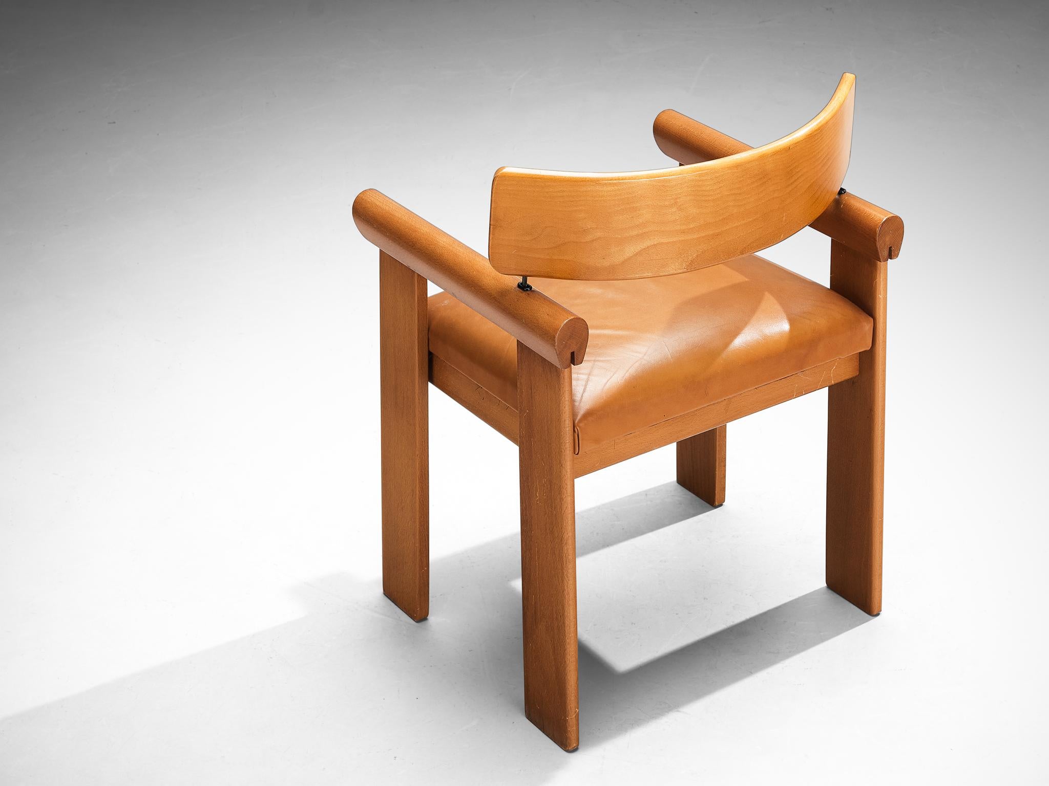 Ensemble italien de quatre fauteuils architecturaux en cuir cognac Bon état - En vente à Waalwijk, NL