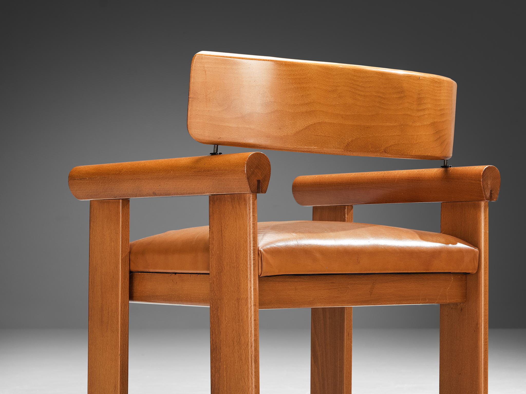 Milieu du XXe siècle Ensemble italien de quatre fauteuils architecturaux en cuir cognac en vente