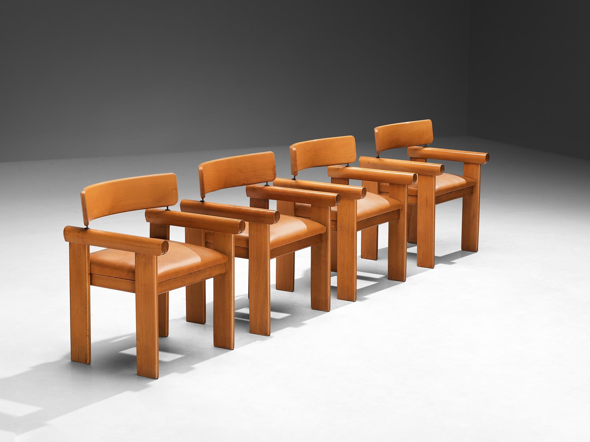 Cuir Ensemble italien de quatre fauteuils architecturaux en cuir cognac en vente