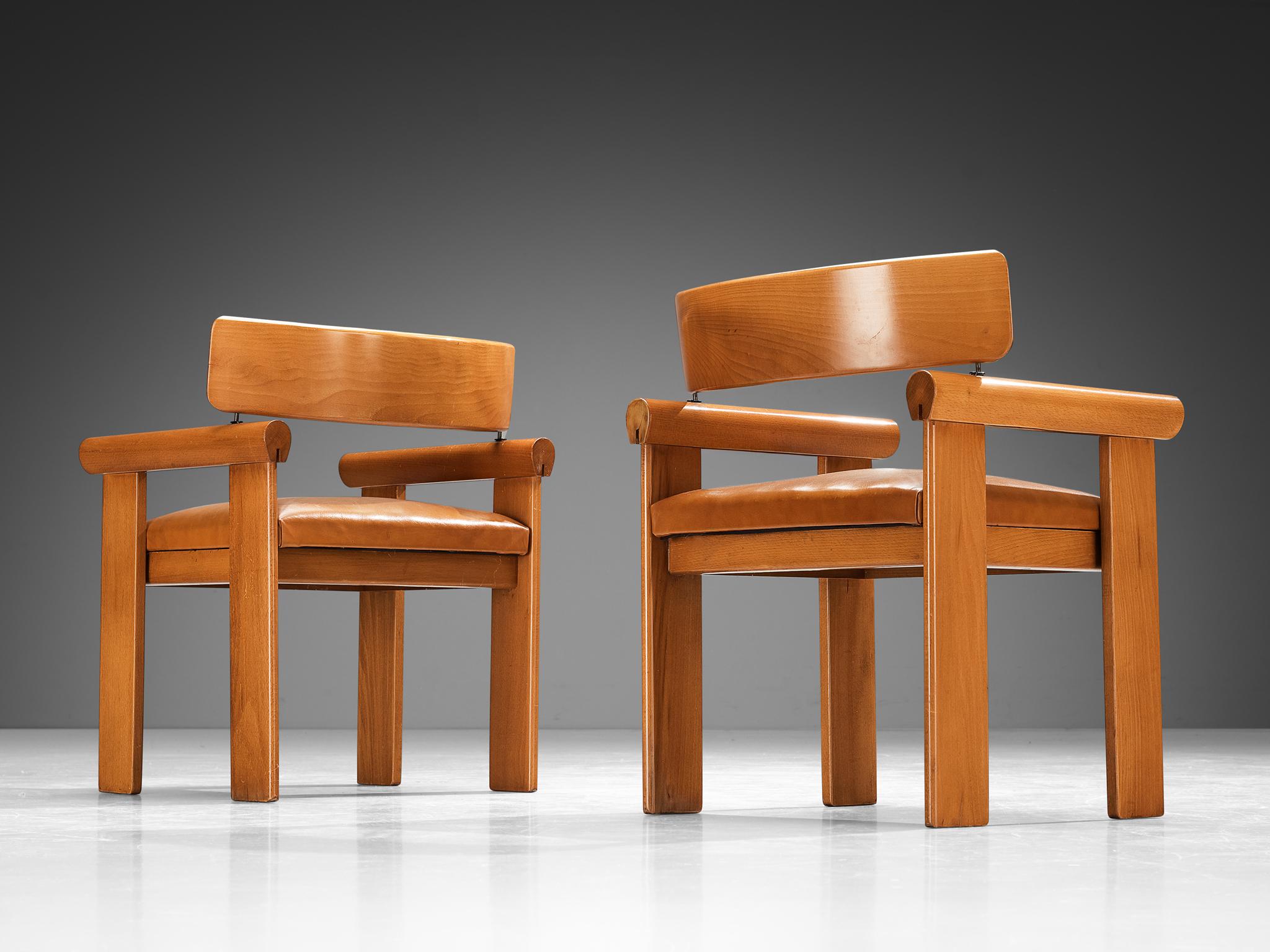 Ensemble italien de quatre fauteuils architecturaux en cuir cognac en vente 1
