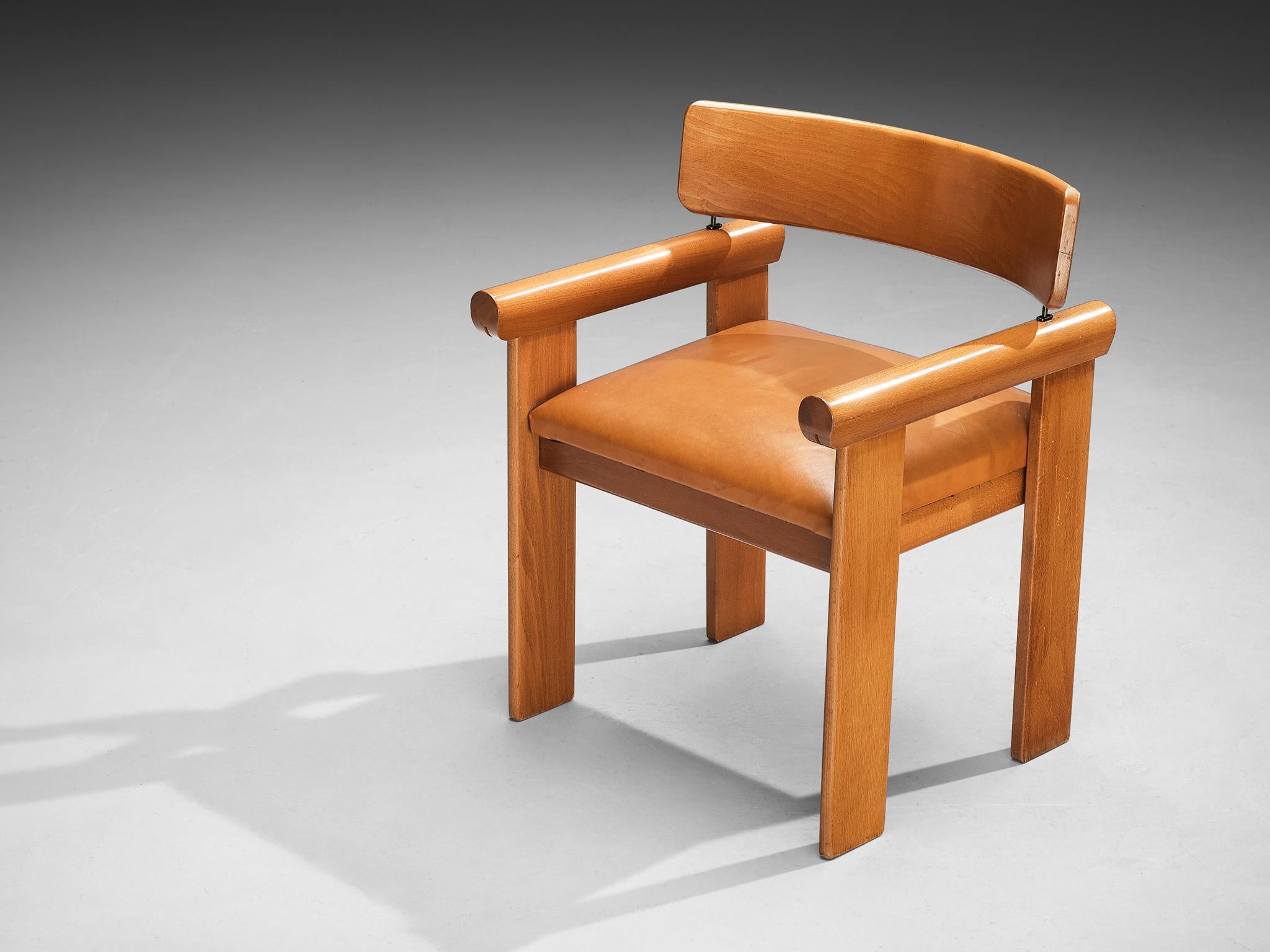 Ensemble italien de quatre fauteuils architecturaux en cuir cognac en vente 2