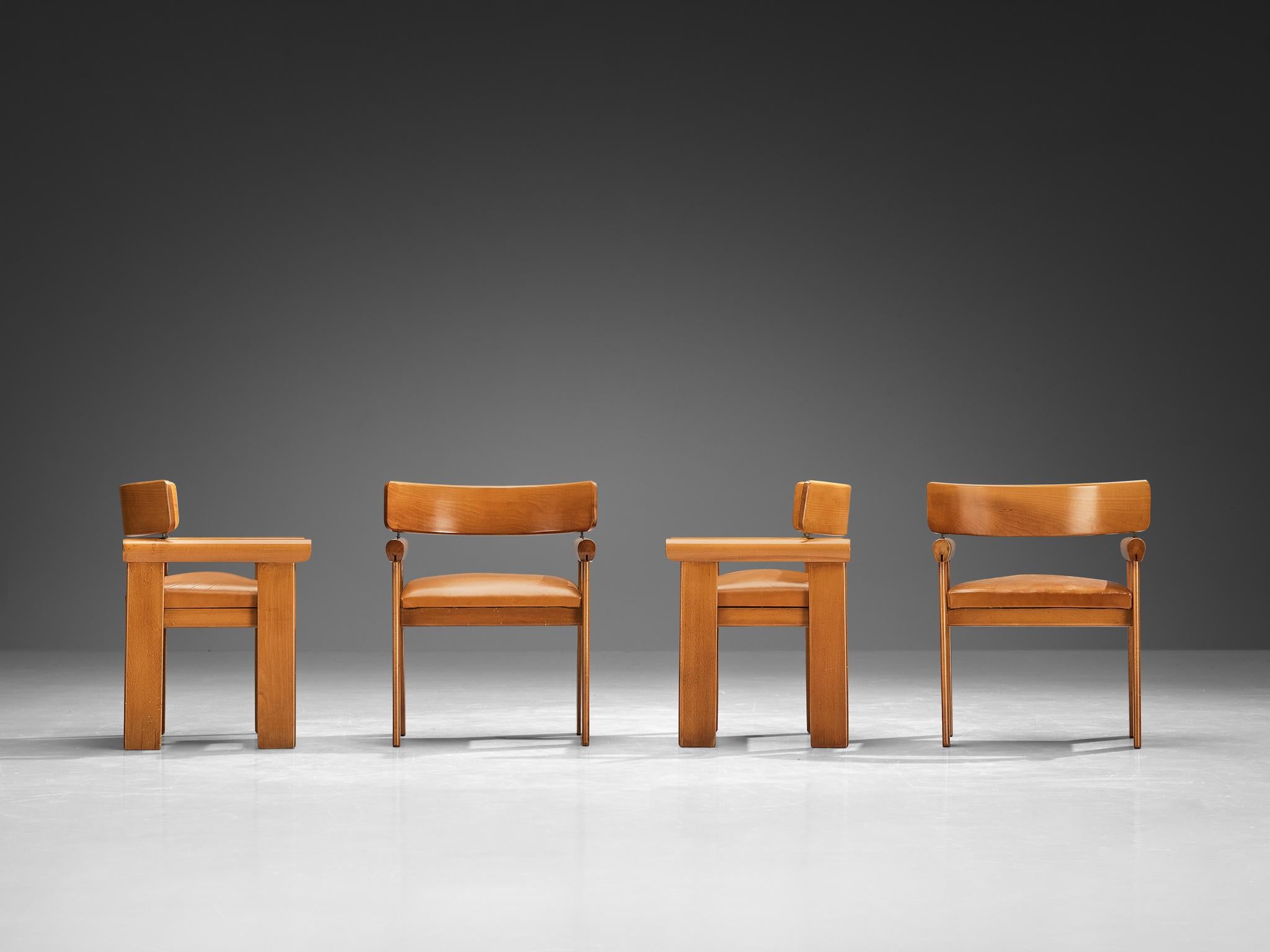 Ensemble italien de quatre fauteuils architecturaux en cuir cognac en vente 3
