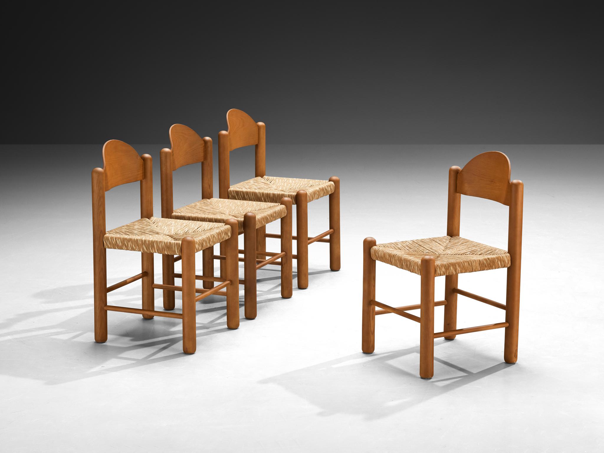 Set di quattro sedie da pranzo, legno di frassino, paglia, Italia, anni '70. 

Set di robuste sedie da pranzo italiane realizzate in legno di frassino biondo con una vivace venatura. Queste sedie da pranzo di ottima fattura nascondono un carattere