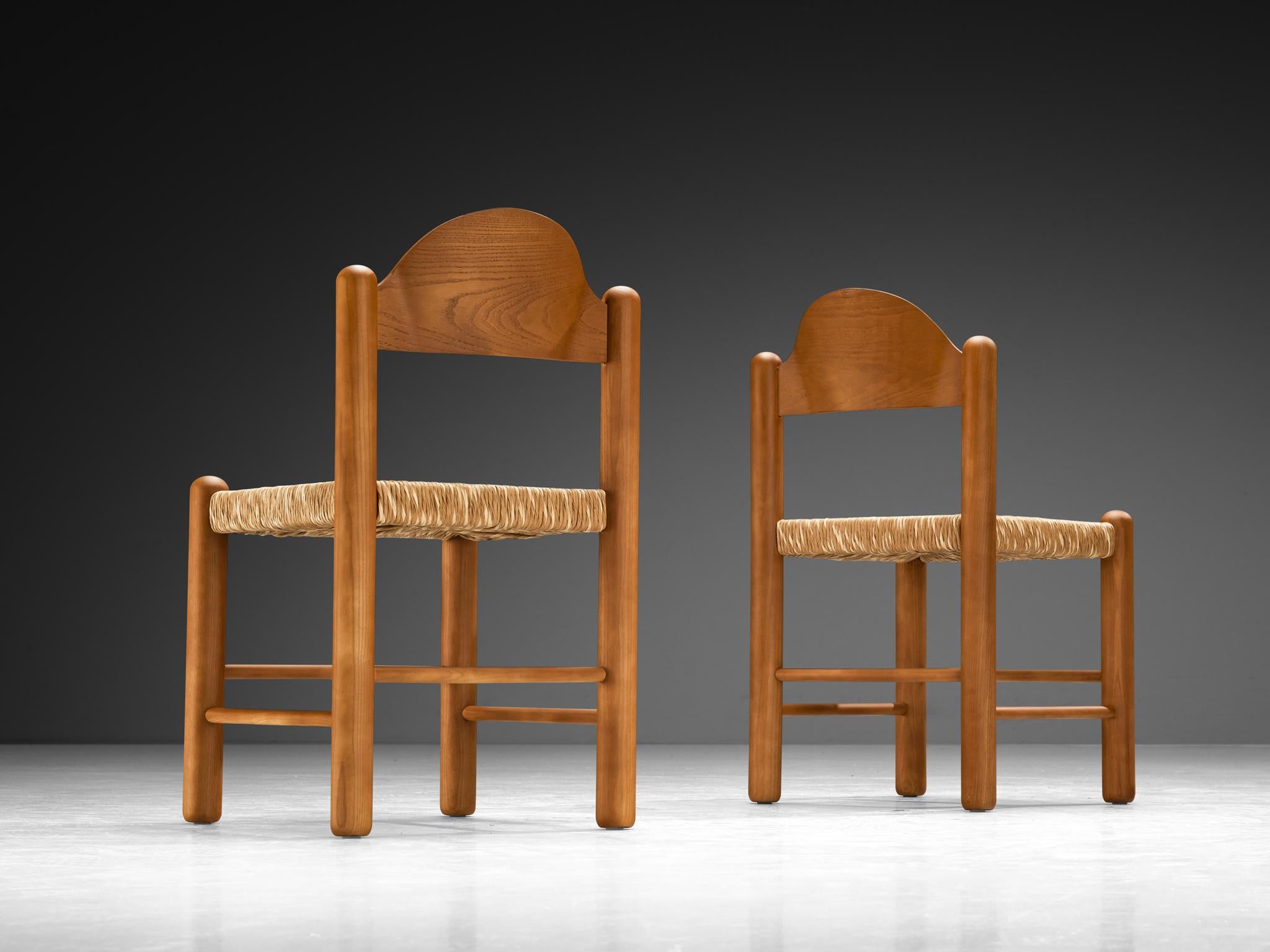 Mid-Century moderno Set di quattro sedie da pranzo italiane in frassino con sedute in giunco in vendita