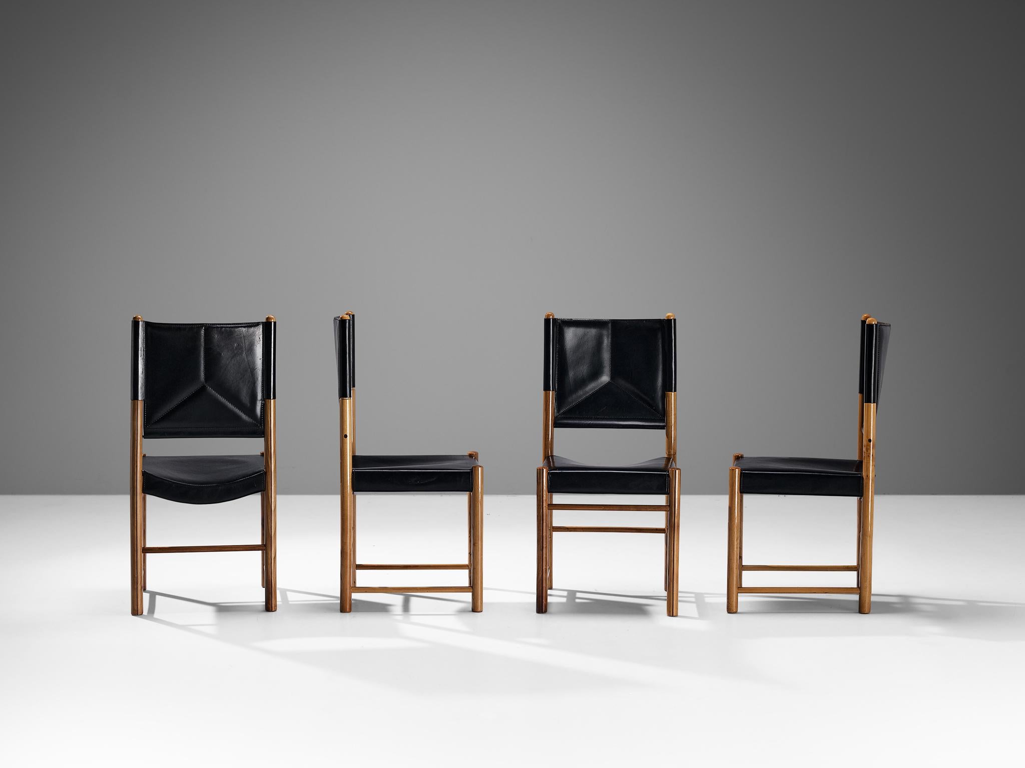 Italienisches Set aus vier Esszimmerstühlen aus schwarzem Leder und Nussbaumholz  im Zustand „Gut“ im Angebot in Waalwijk, NL