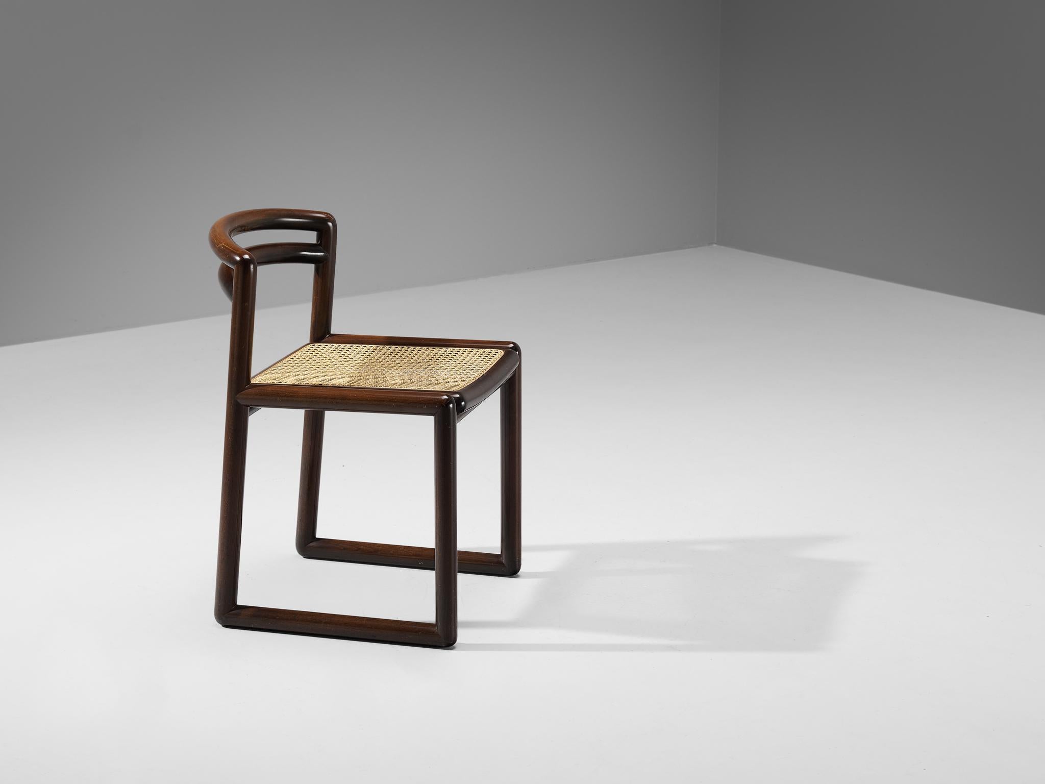 Italienisches Set aus vier Esszimmerstühlen aus gebeiztem Holz und Schilfrohr (Moderne der Mitte des Jahrhunderts) im Angebot