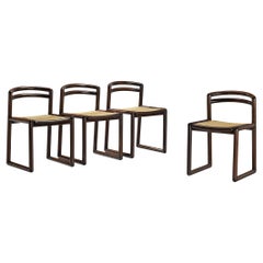 Ensemble italien de quatre chaises de salle à manger en bois teinté et rotin