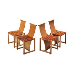 Ensemble italien de quatre chaises de salle à manger avec sièges en cuir tissé et dossiers hauts
