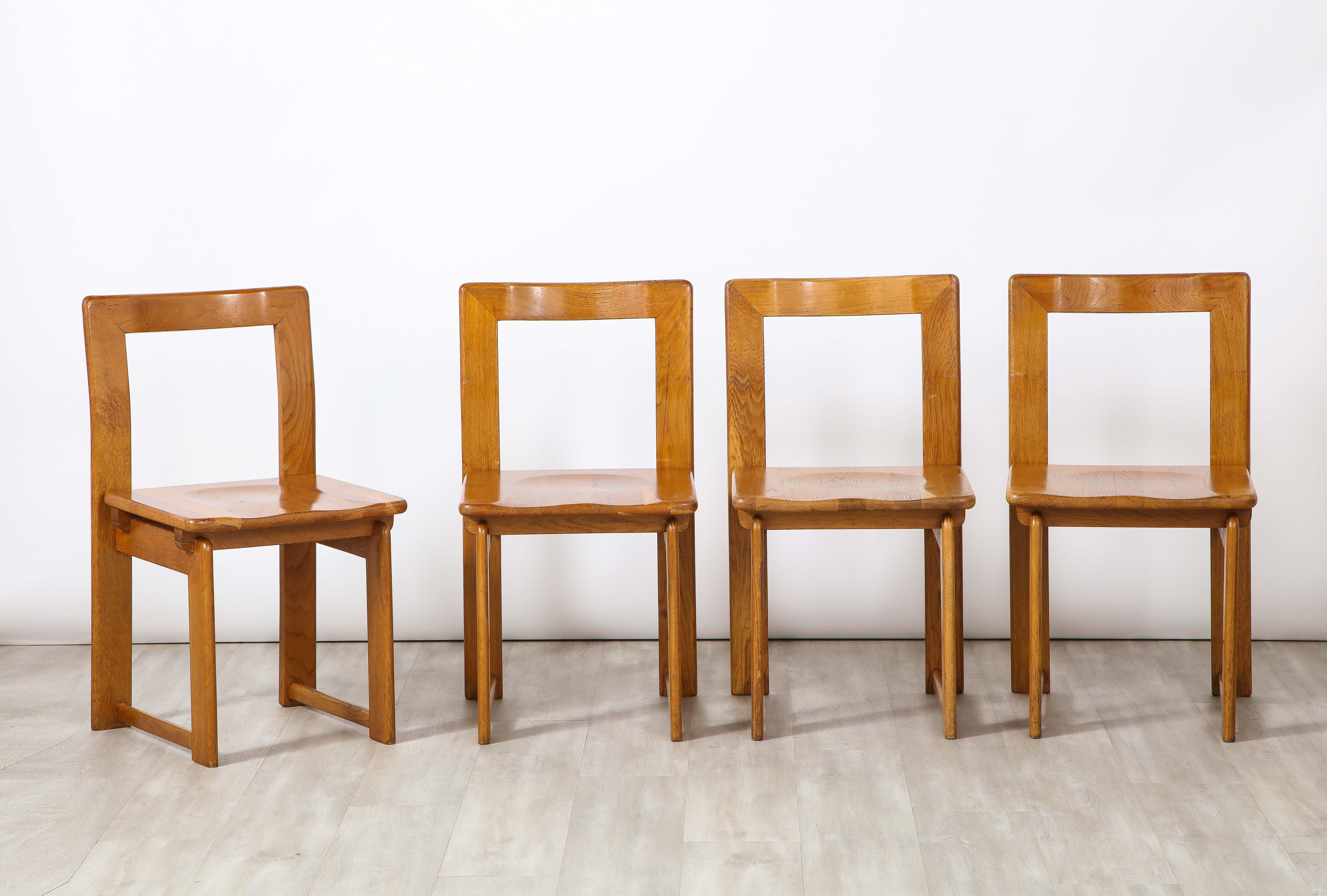 Italienisches Set aus vier rustikalen Esszimmerstühlen aus Eiche  (Moderne der Mitte des Jahrhunderts) im Angebot
