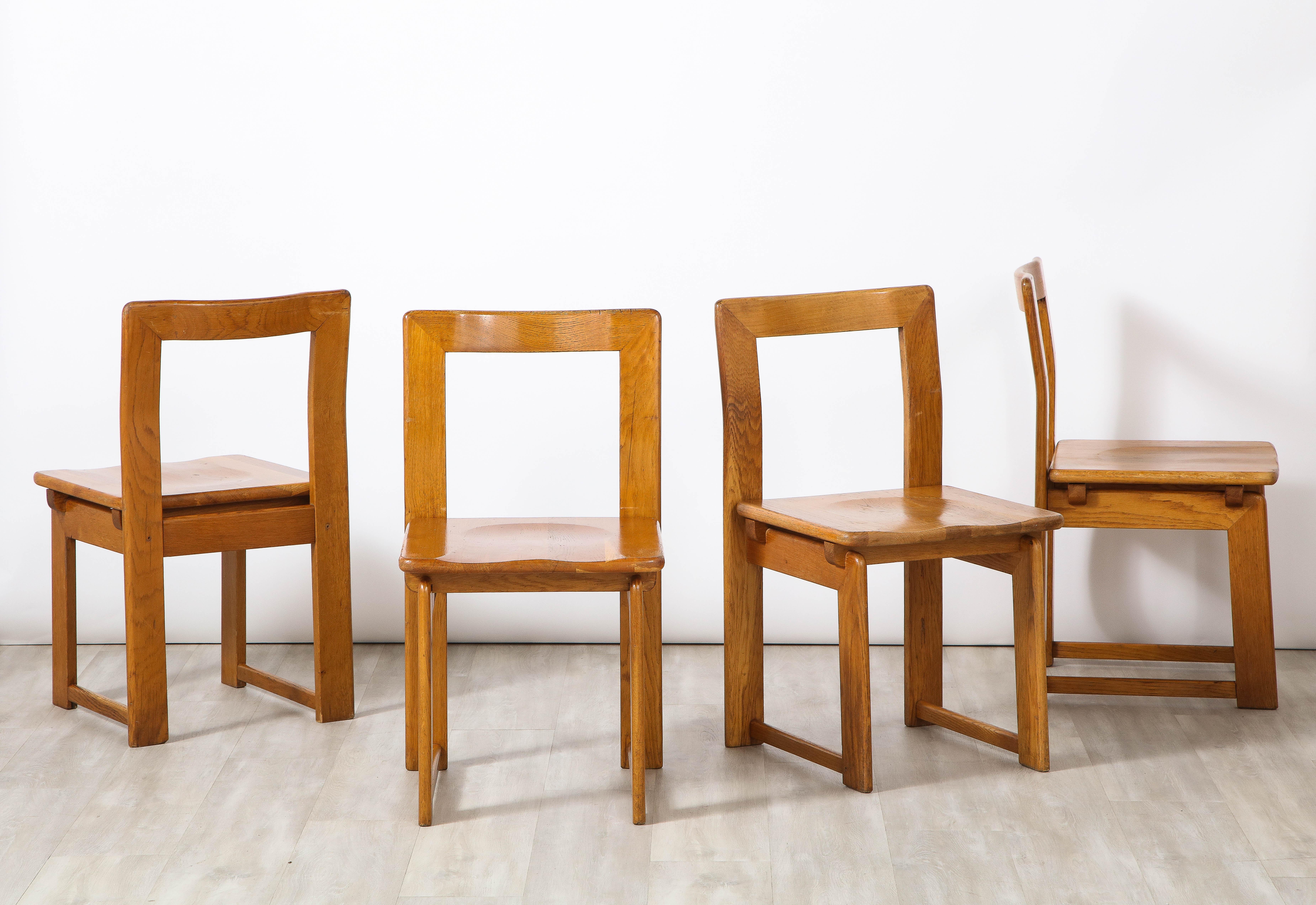 Italienisches Set aus vier rustikalen Esszimmerstühlen aus Eiche  (Handgeschnitzt) im Angebot