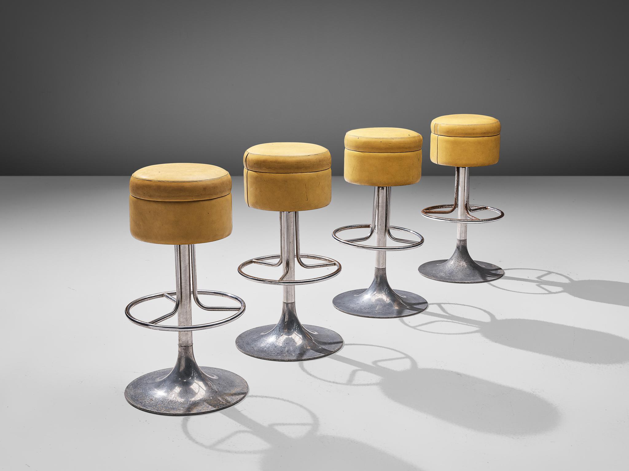 Set di quattro sgabelli da bar, acciaio cromato, similpelle, Italia, anni '70 

Un set di sgabelli da bar italiani post-moderni degli anni '70. L'elemento di seduta è un volume compatto, rivestito in similpelle giallo ocra. La sua forma è semplice: