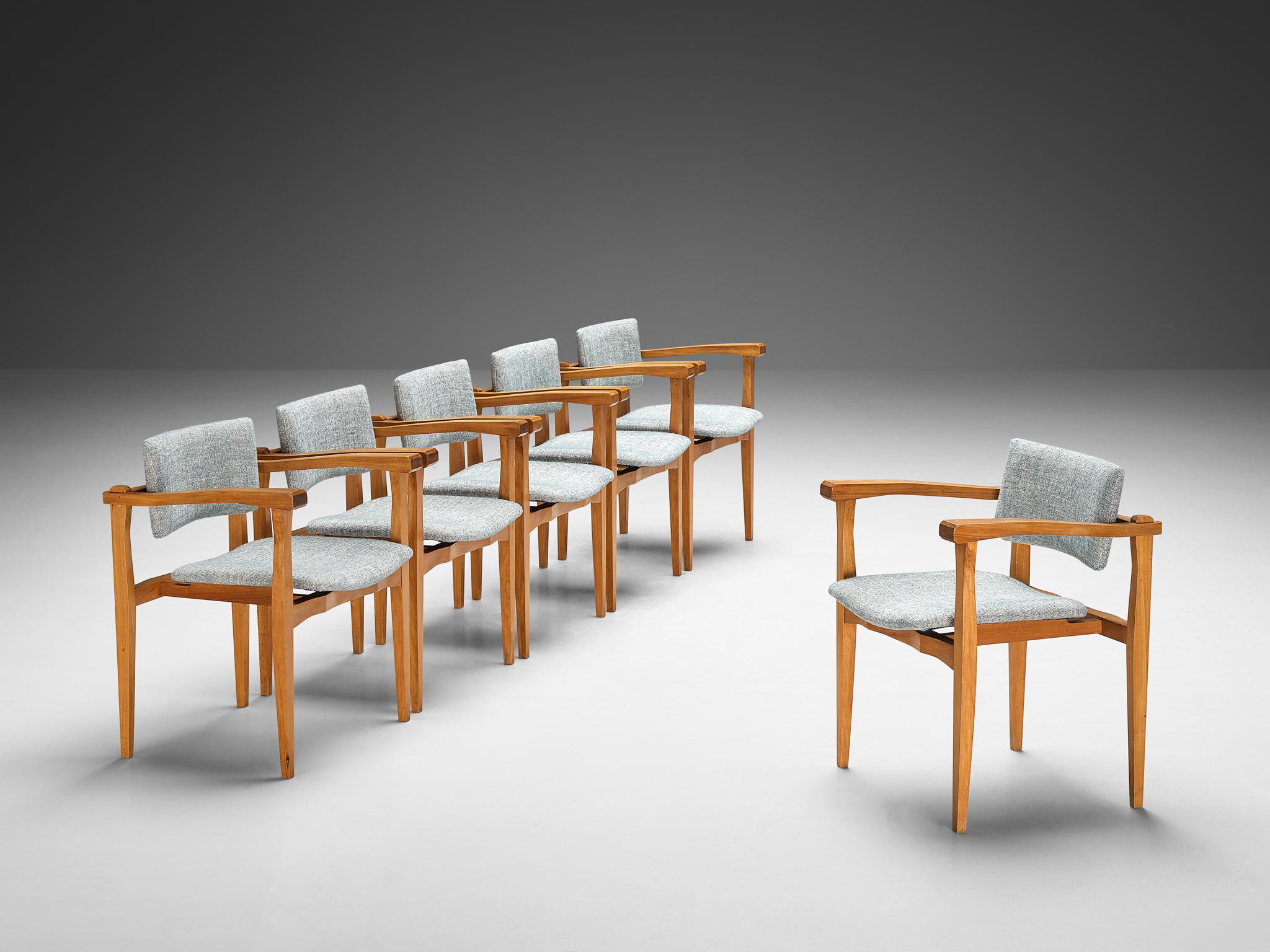 Satz von sechs Sesseln, Nussbaum, Stoff von Pierre Frey, Italien, 1960er Jahre.

Dieses Set aus sechs Sesseln, die in Italien hergestellt werden, ist bescheiden und schlicht in seinem Design. Die Stühle haben einen offenen und architektonischen