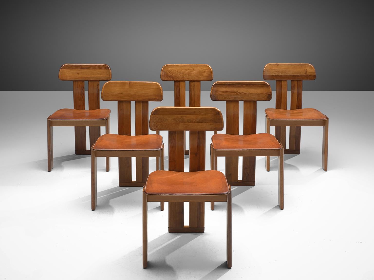 Sapporo for Girgi Mobil, set of 6 dining chairs, Italian walnut and cognac leather, Italy, 1970s.

Set of sculptural chairs that feature wonderful backrests, consisting of two vertical slats distanced from each other. At the bottom and top these