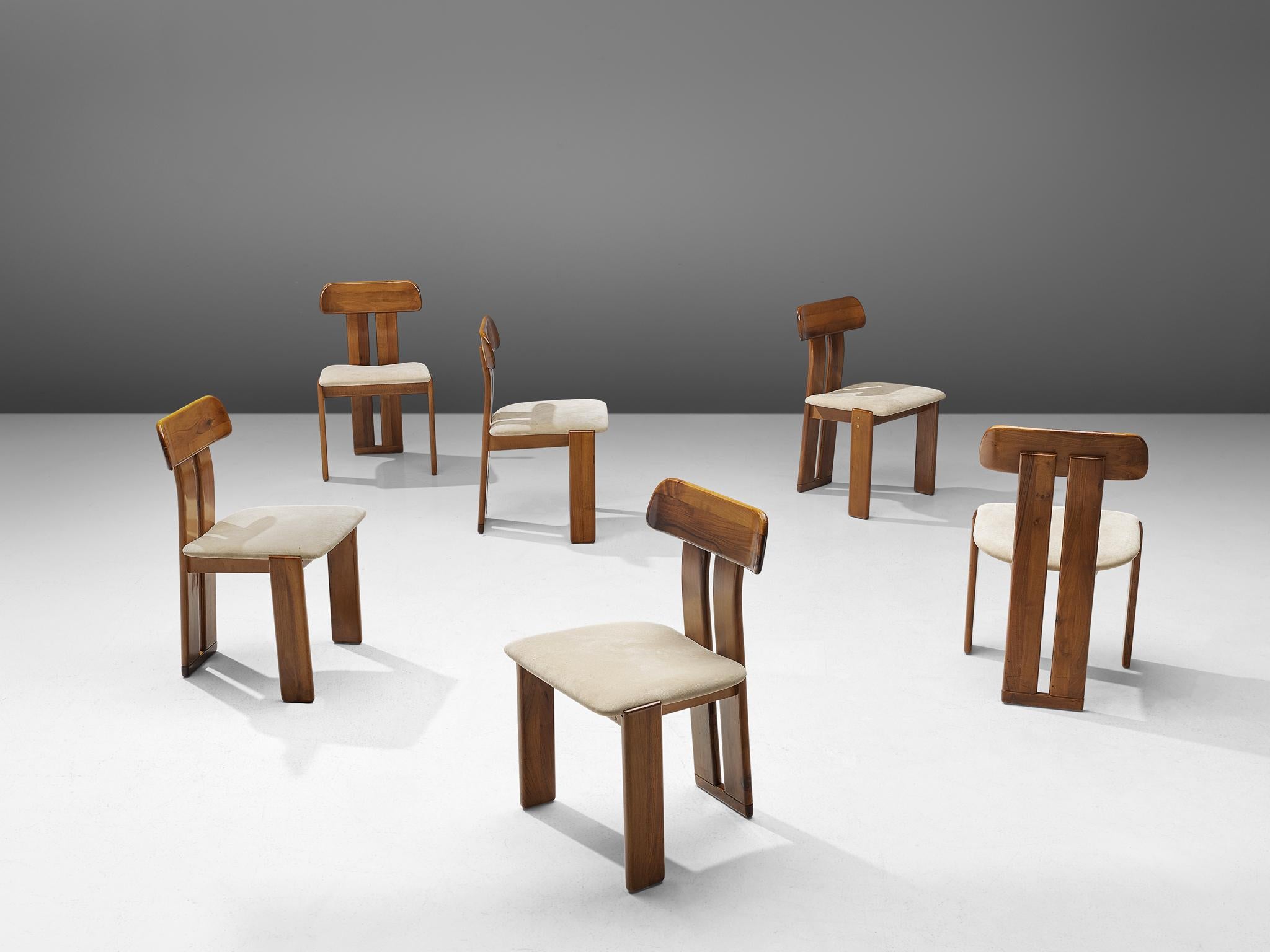 Sapporo for Girgi Mobil, set of 6 dining chairs, Italian walnut and off-white fabric, Italy, 1970s.

Set of sculptural chairs that feature wonderful backrests, consisting of two vertical slats distanced from each other. At the bottom and top these