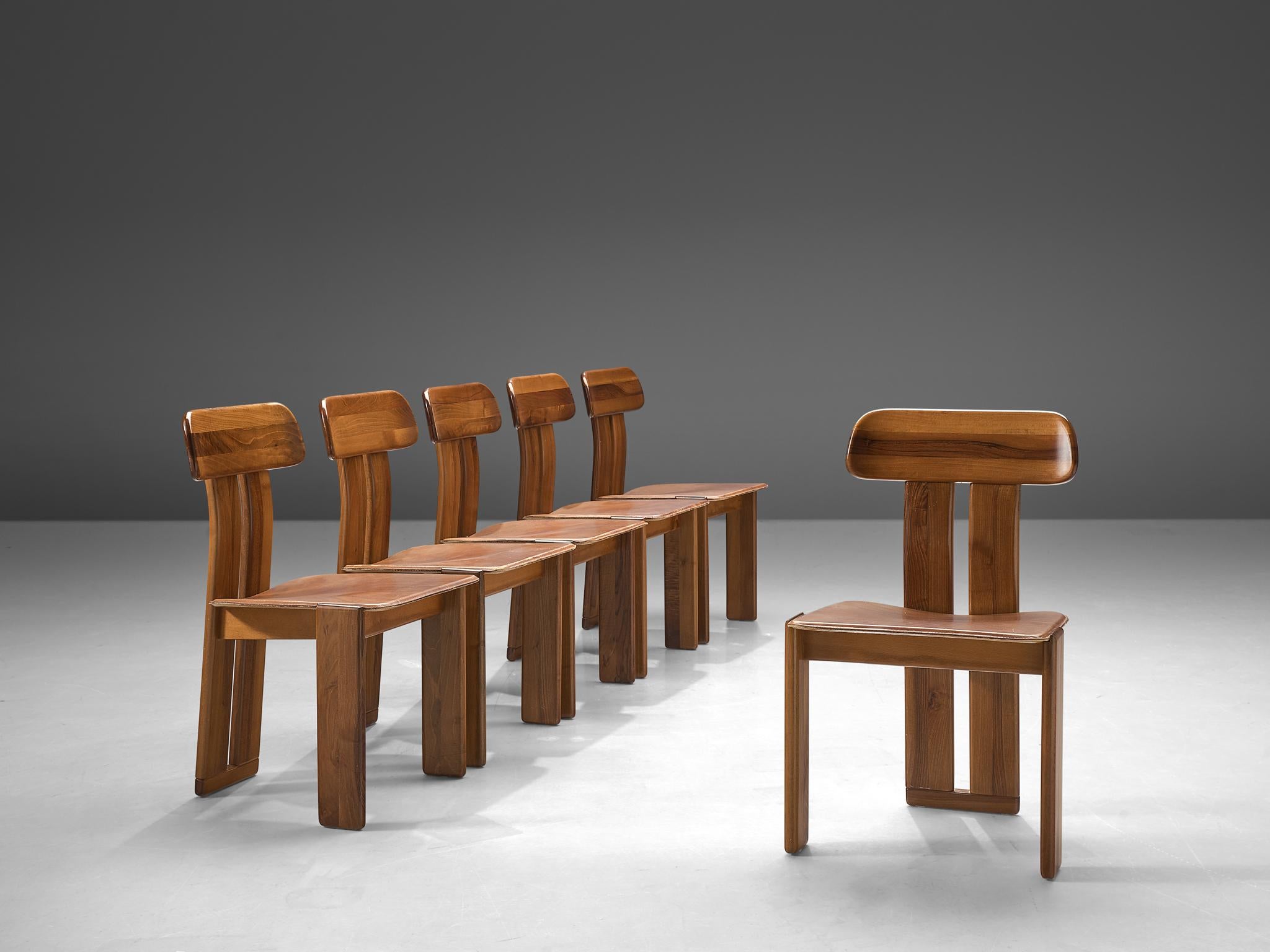 Sapporo for Mobil Girgi, set of 6 dining chairs, Italian walnut and cognac leather, Italy, 1970s.

Set of six sculptural chairs that feature wonderful backrests, consisting of two vertical slats distanced from each other that hold a larger,
