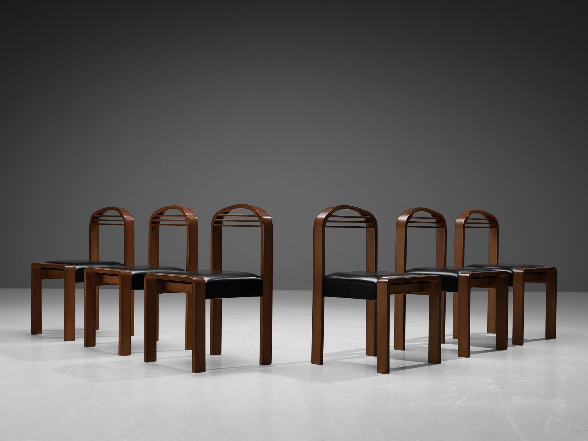 Ensemble de six chaises de salle à manger, hêtre teinté, similicuir, Italie, années 1970 

Superbes chaises de salle à manger fabriquées en Italie dans les années 1970. Ces chaises attirent immédiatement l'attention par leurs dossiers ronds d'aspect