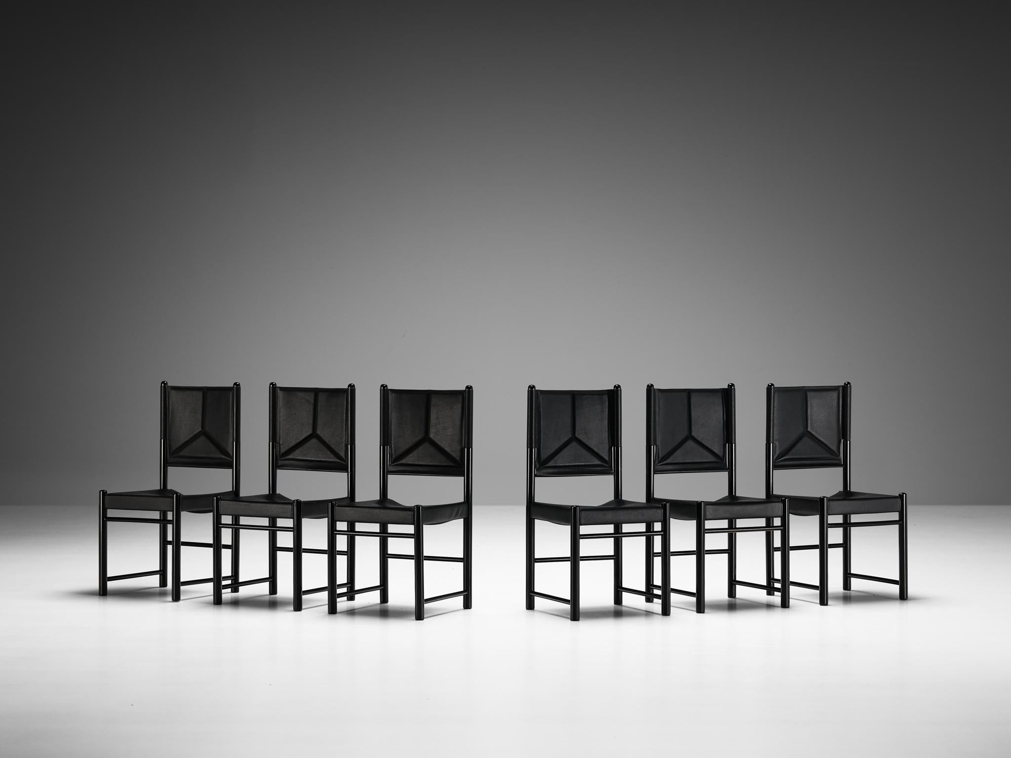 Satz von sechs Esszimmerstühlen, lackiertes Holz, Kunstleder, Italien, 1970er Jahre

Ein zartes Set von Stühlen, die gut proportioniert sind und den Essbereich auf eine kraftvolle und starke Weise aufwerten. Der Holzrahmen besteht aus zylindrischen