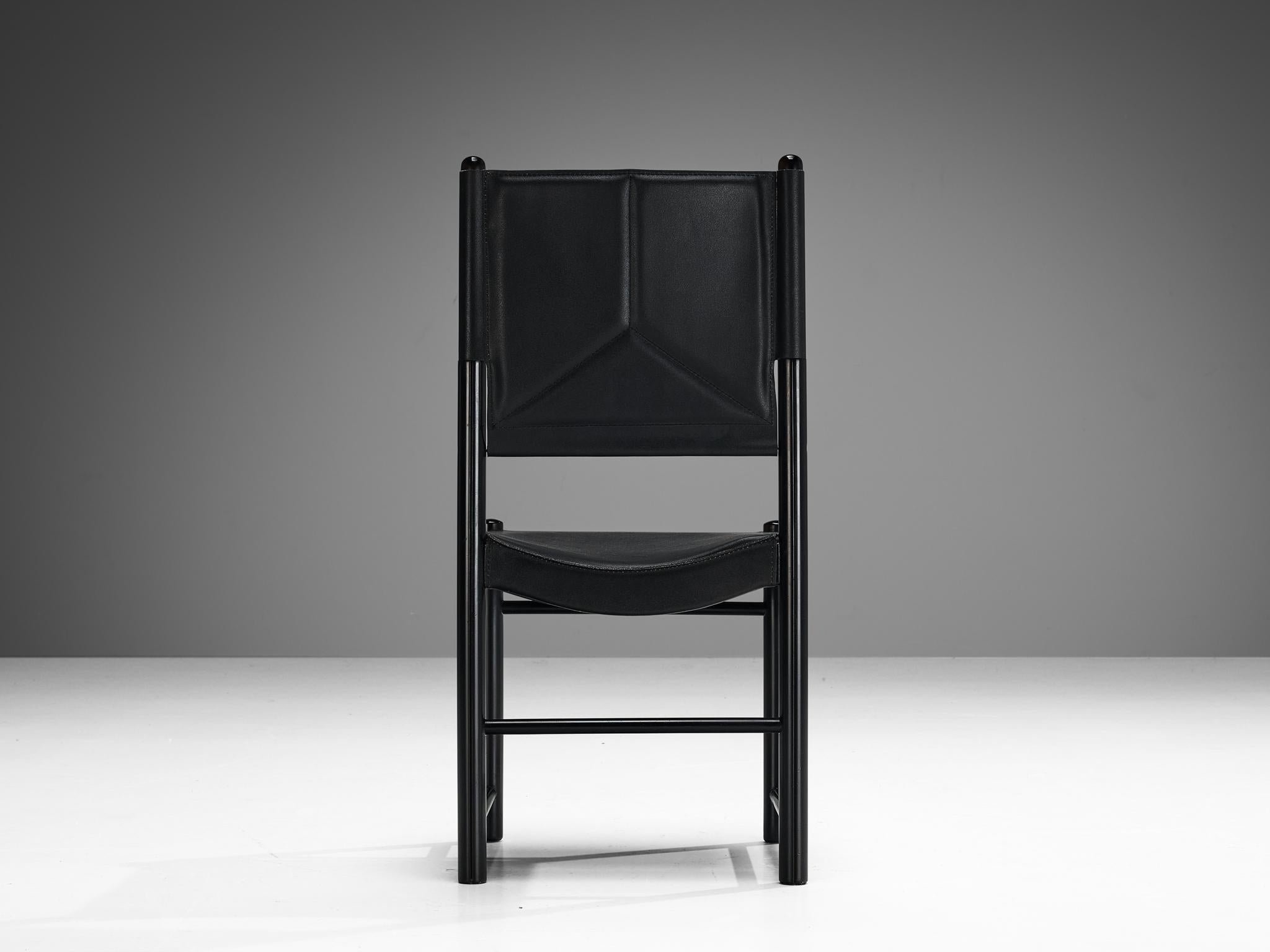 Italienisches Set aus sechs Esszimmerstühlen mit schwarzer Polsterung und schwarzem Gestell  (Moderne der Mitte des Jahrhunderts) im Angebot